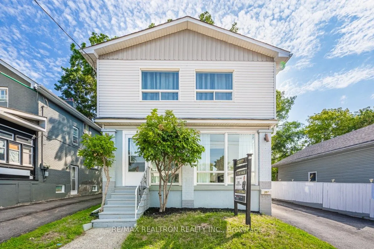 207 Centre Street N