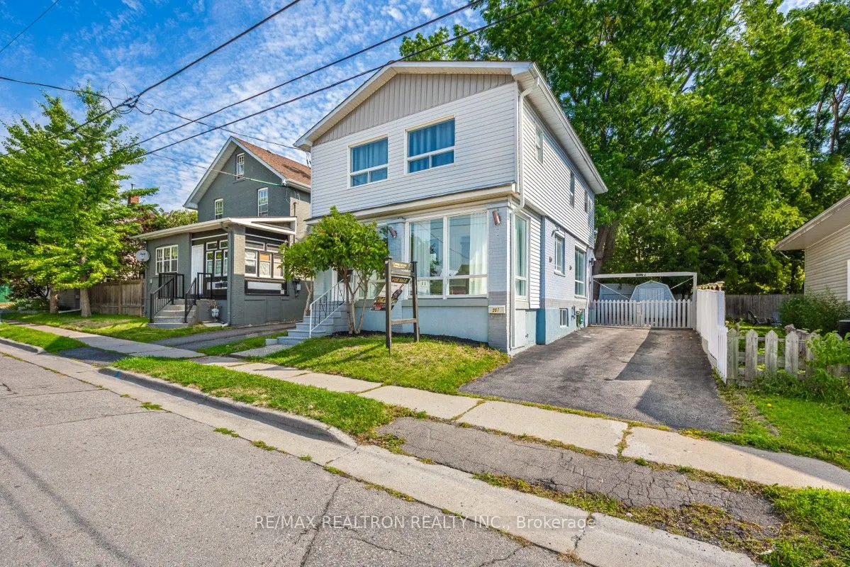 207 Centre Street N
