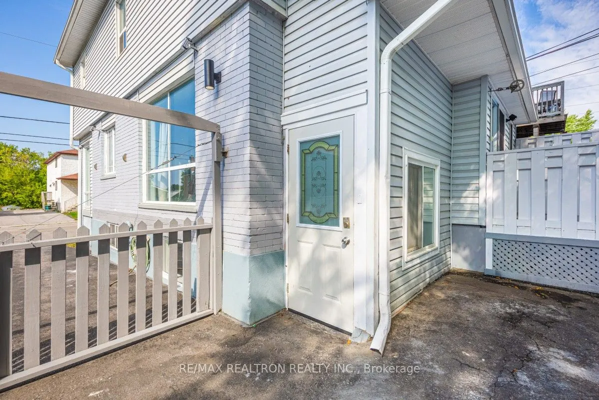 207 Centre Street N