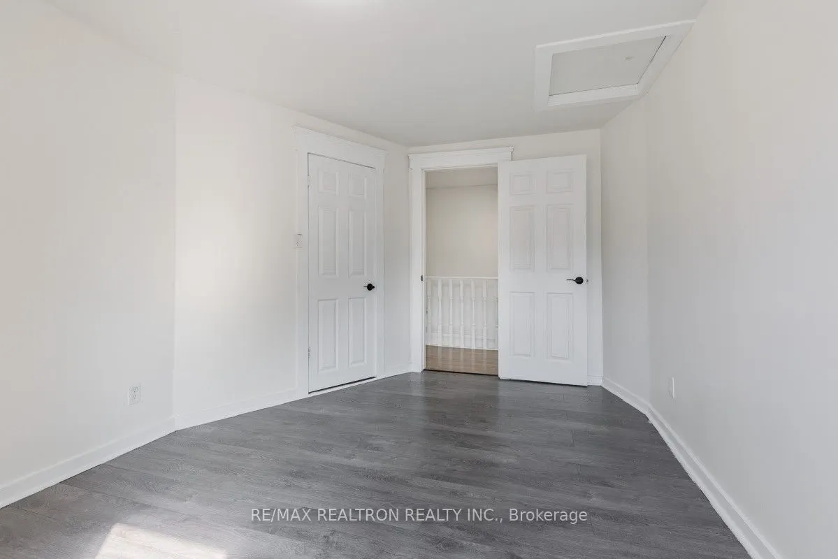 207 Centre Street N