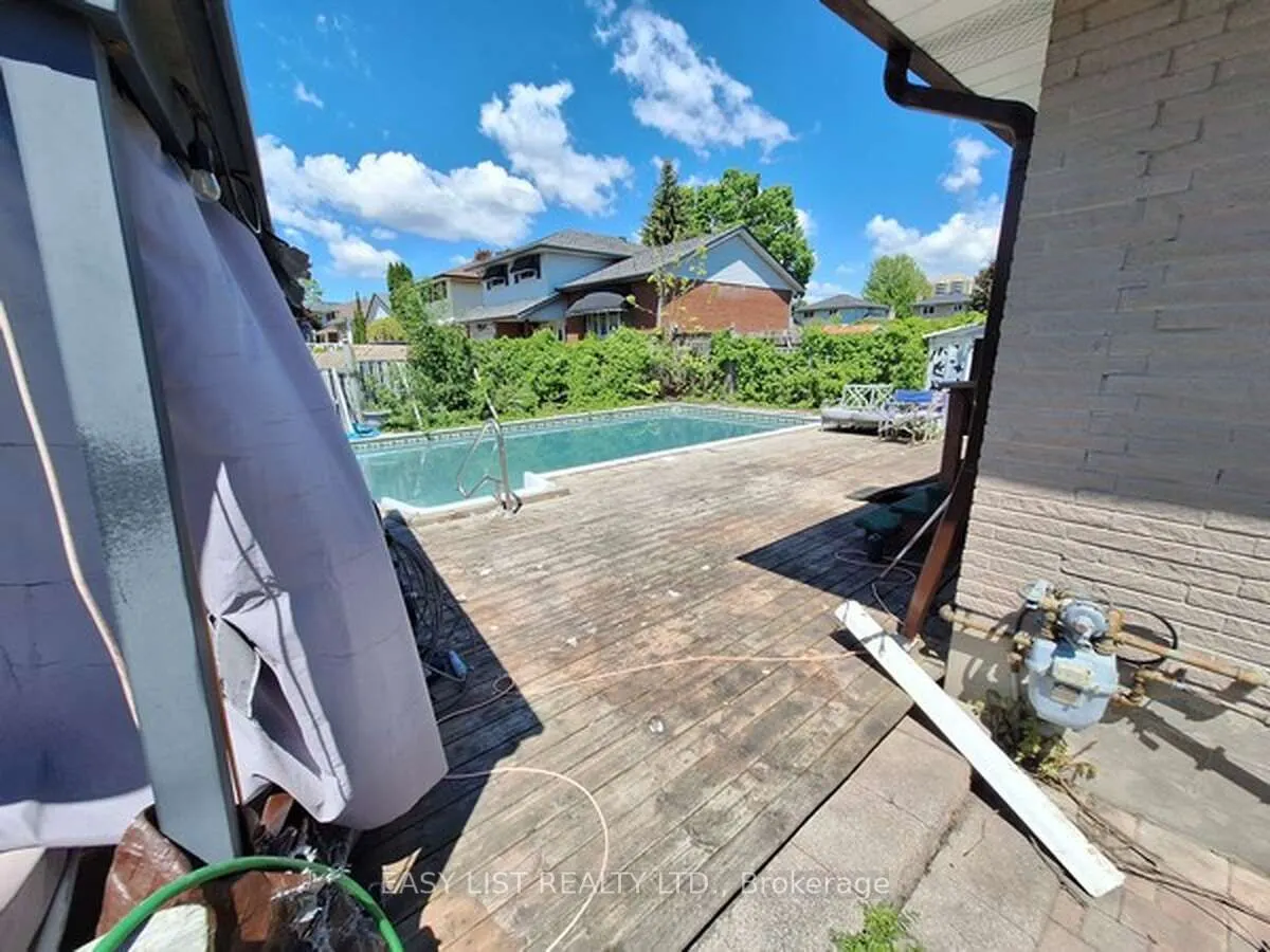 812 Carnaby Crescent