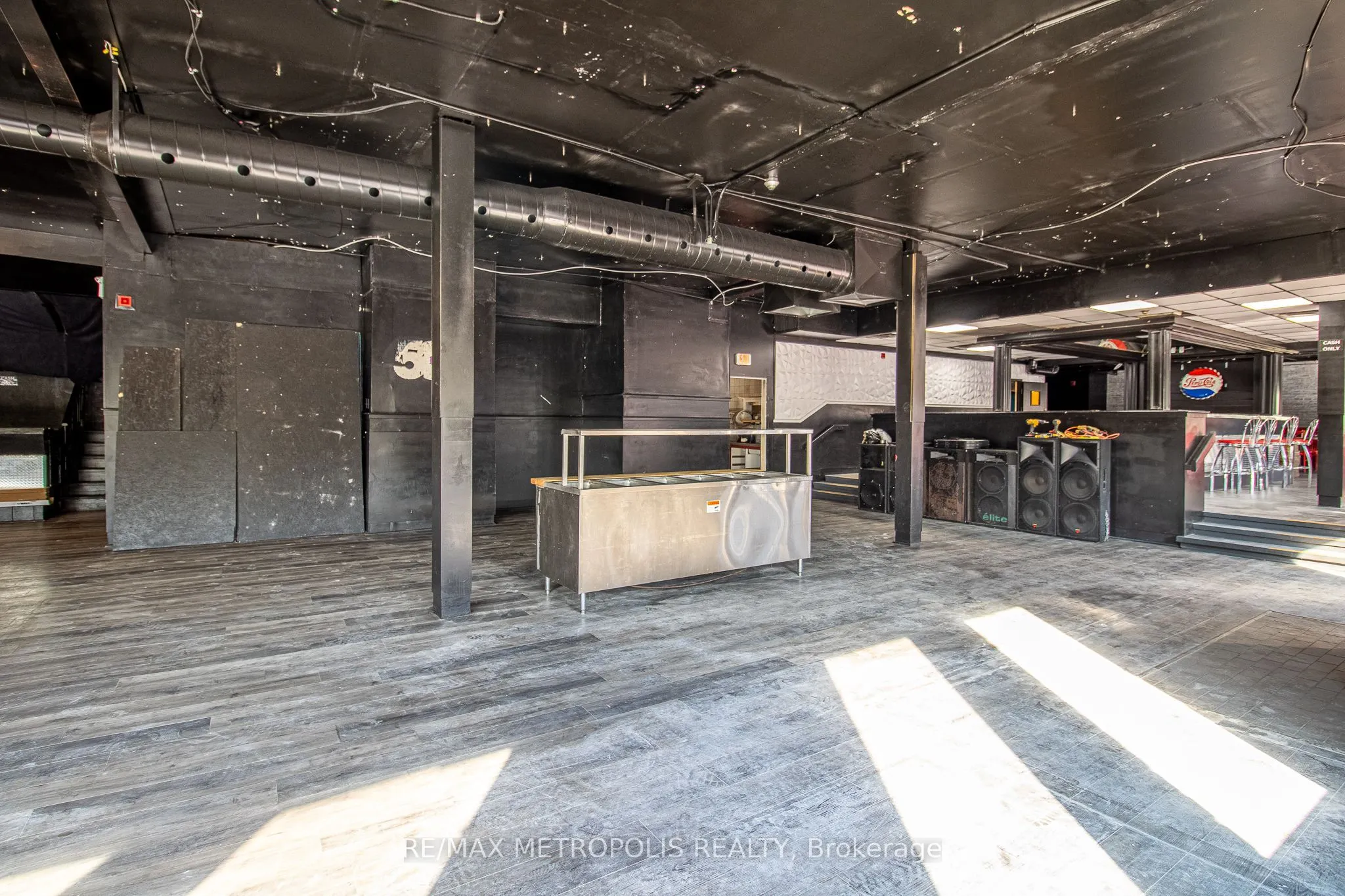 504 Simcoe Street S