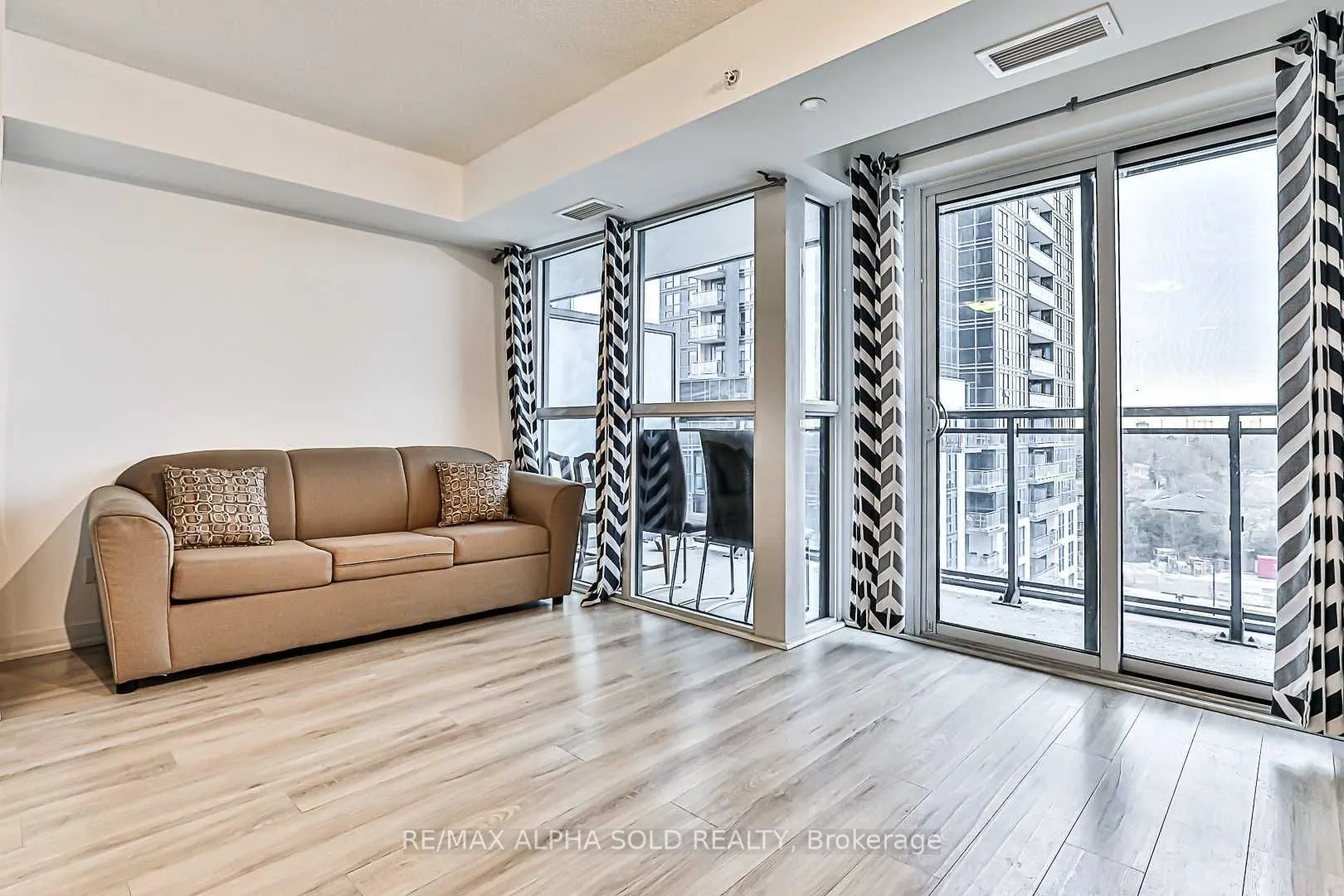 30 Meadowglen Place, #604
