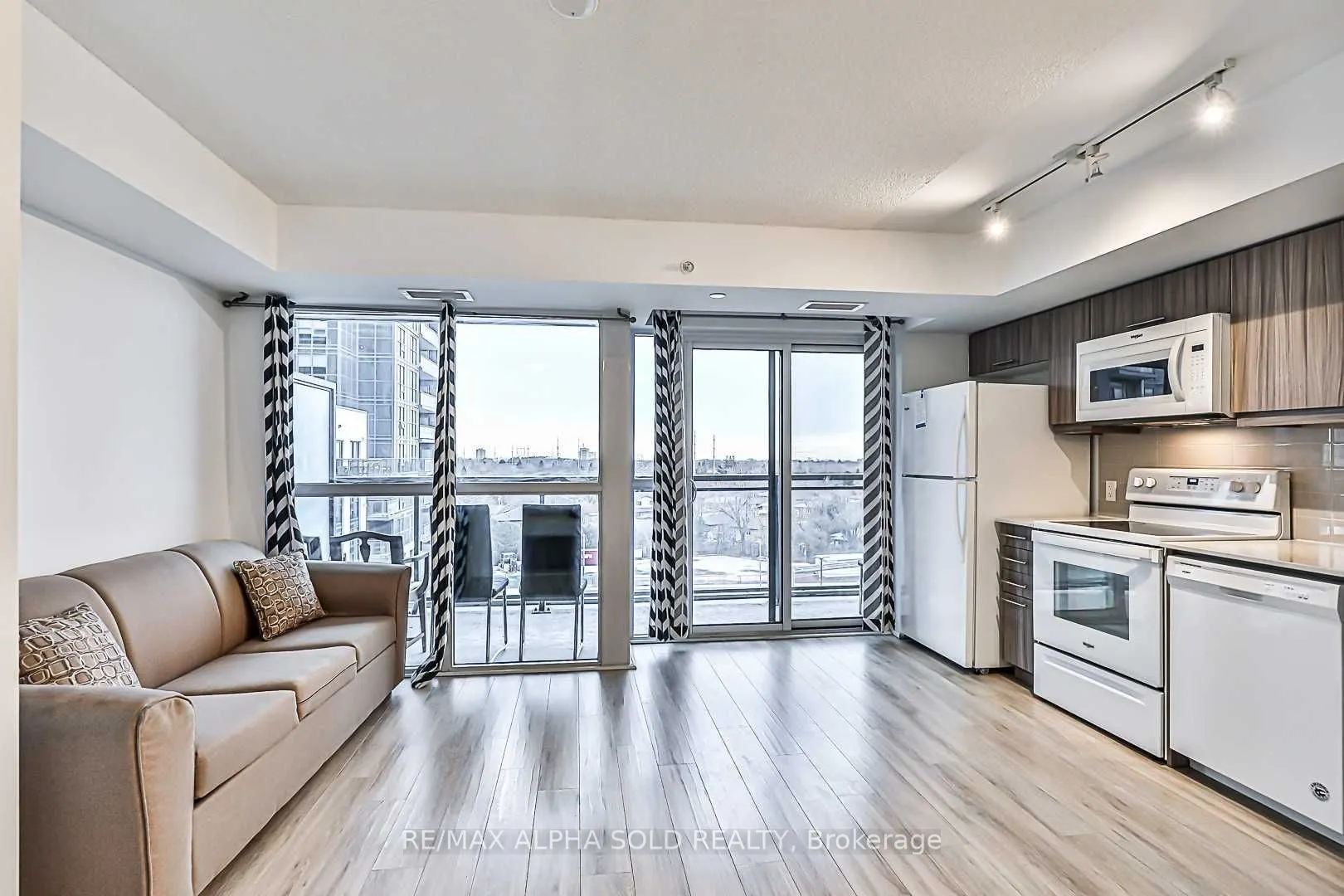 30 Meadowglen Place, #604