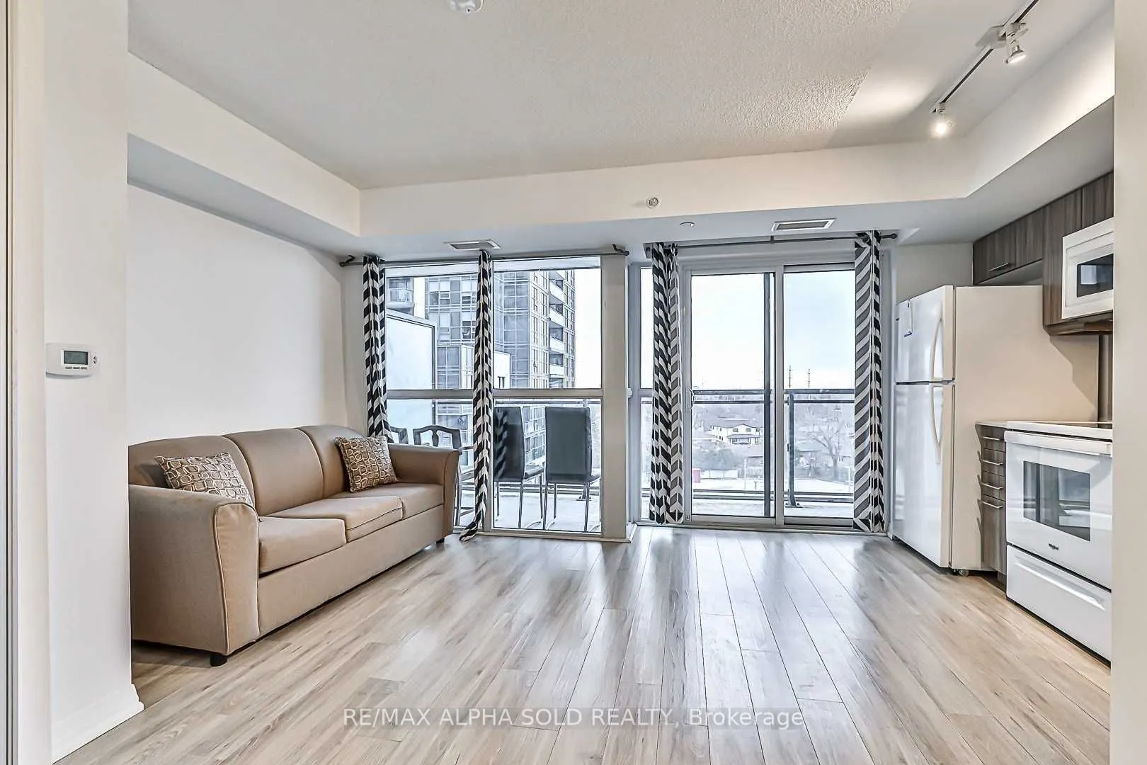 30 Meadowglen Place, #604