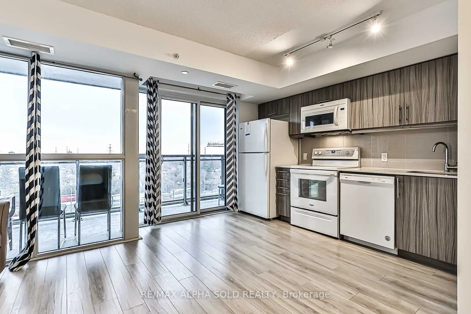 30 Meadowglen Place, #604