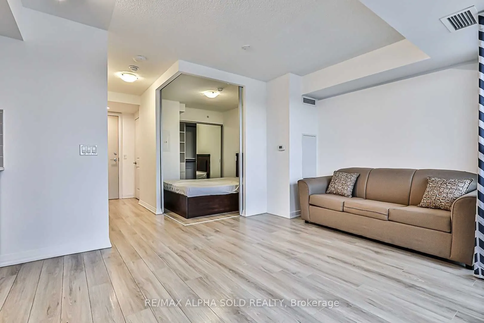 30 Meadowglen Place, #604