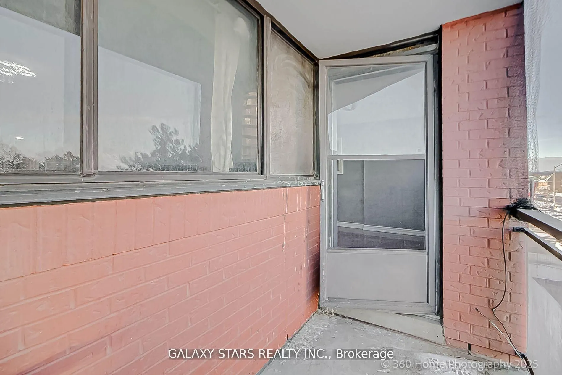 10 Tapscott Road, #304