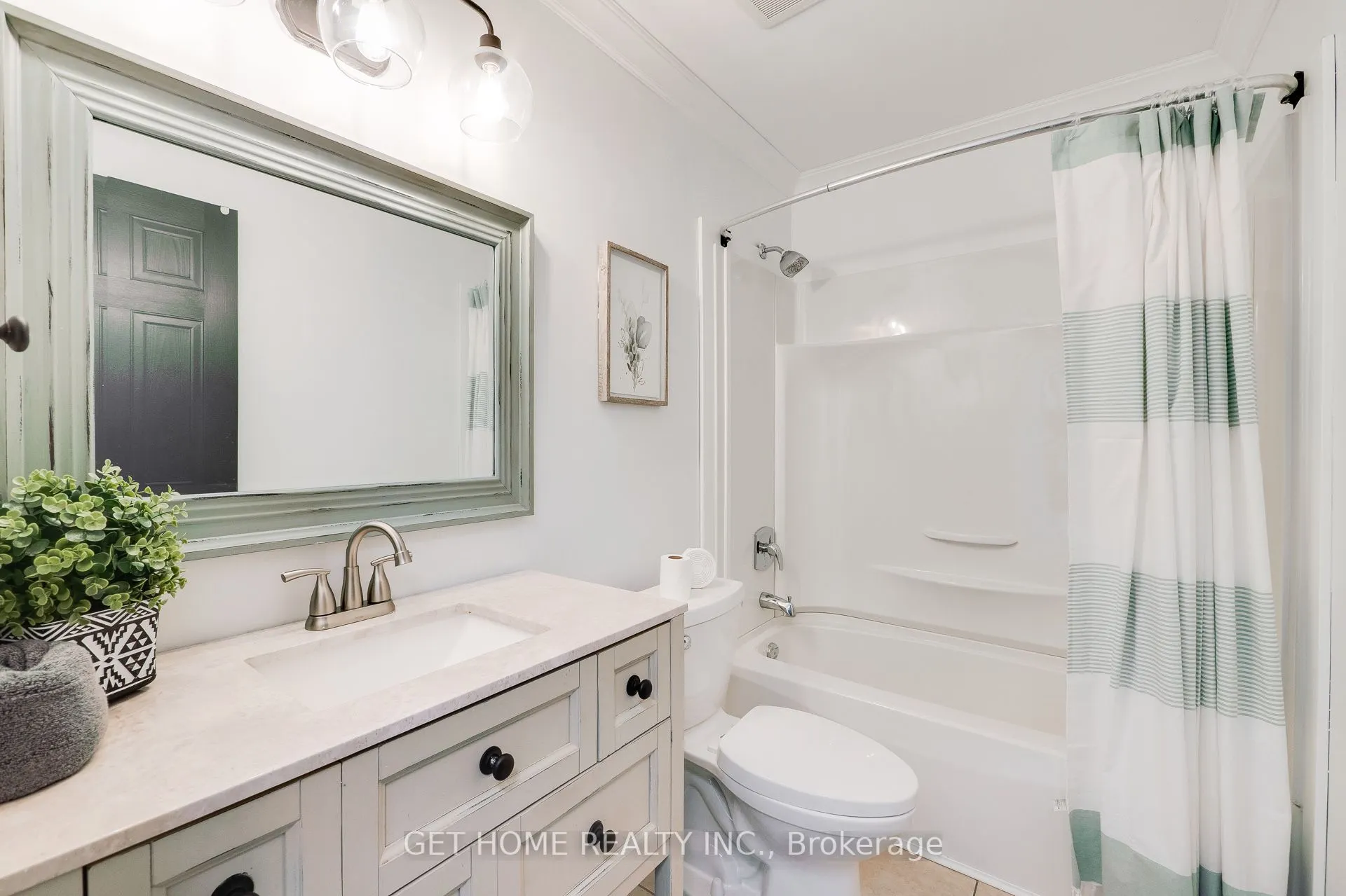 1119 Ashgrove Crescent