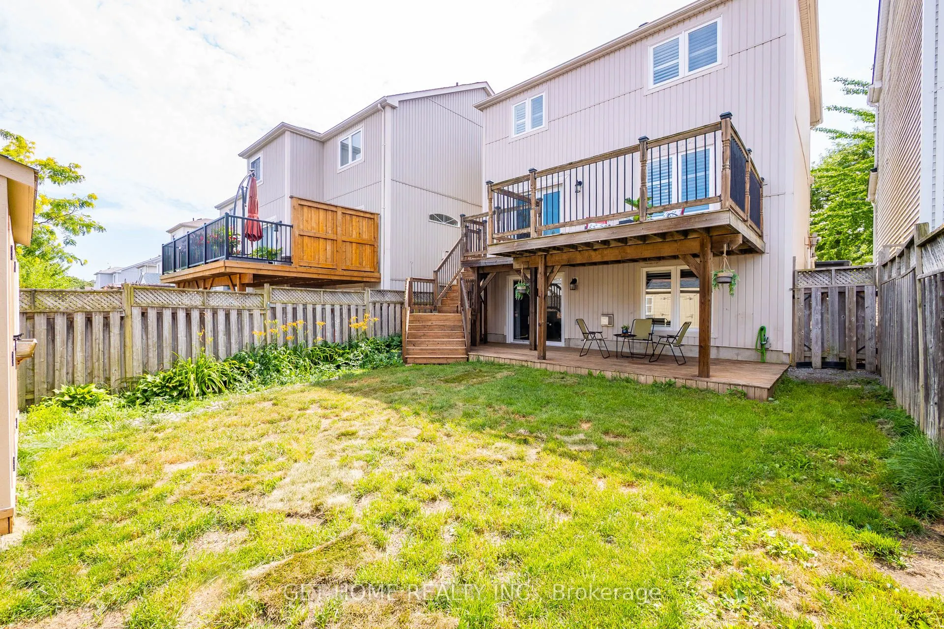 1119 Ashgrove Crescent