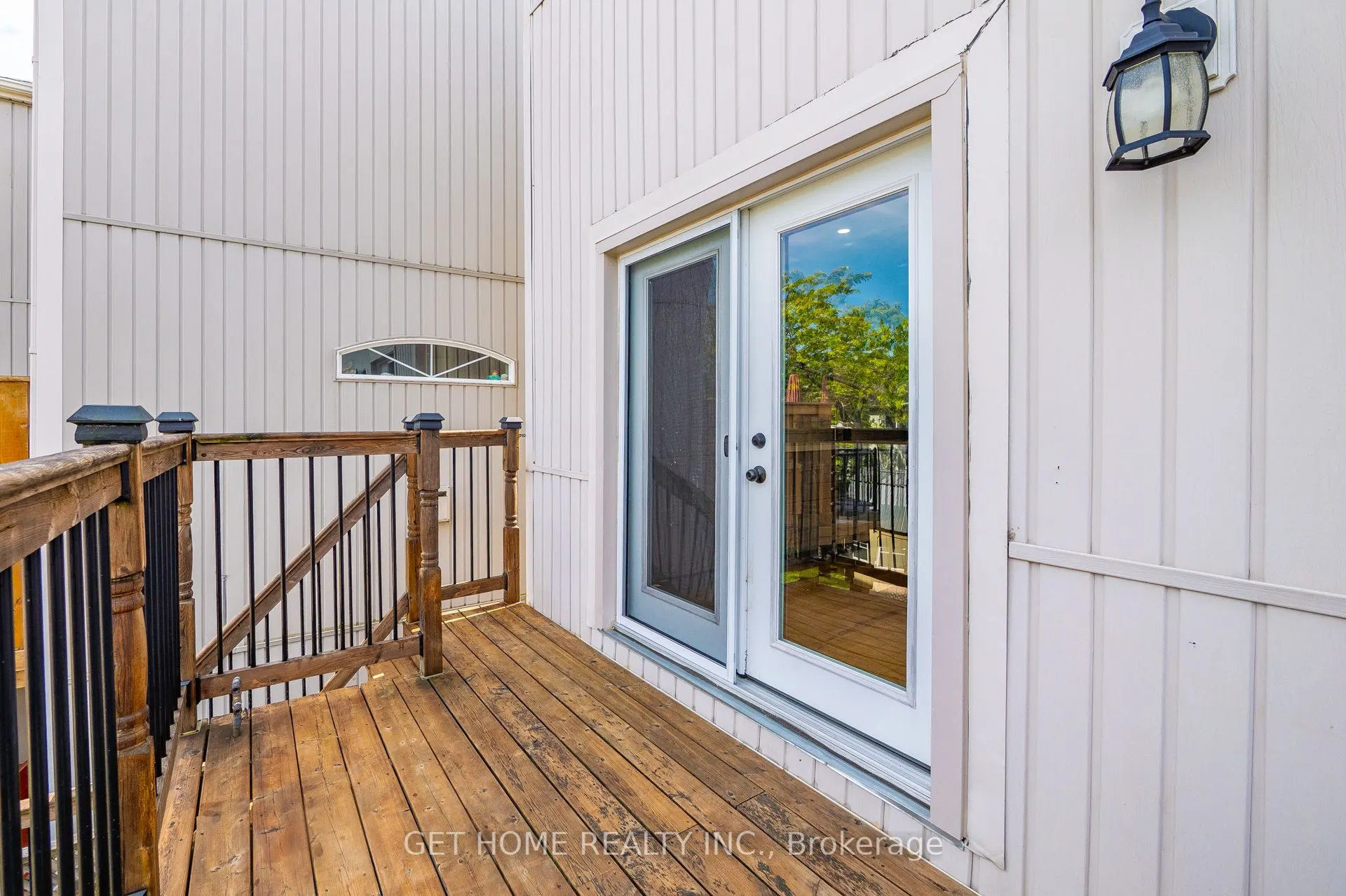 1119 Ashgrove Crescent