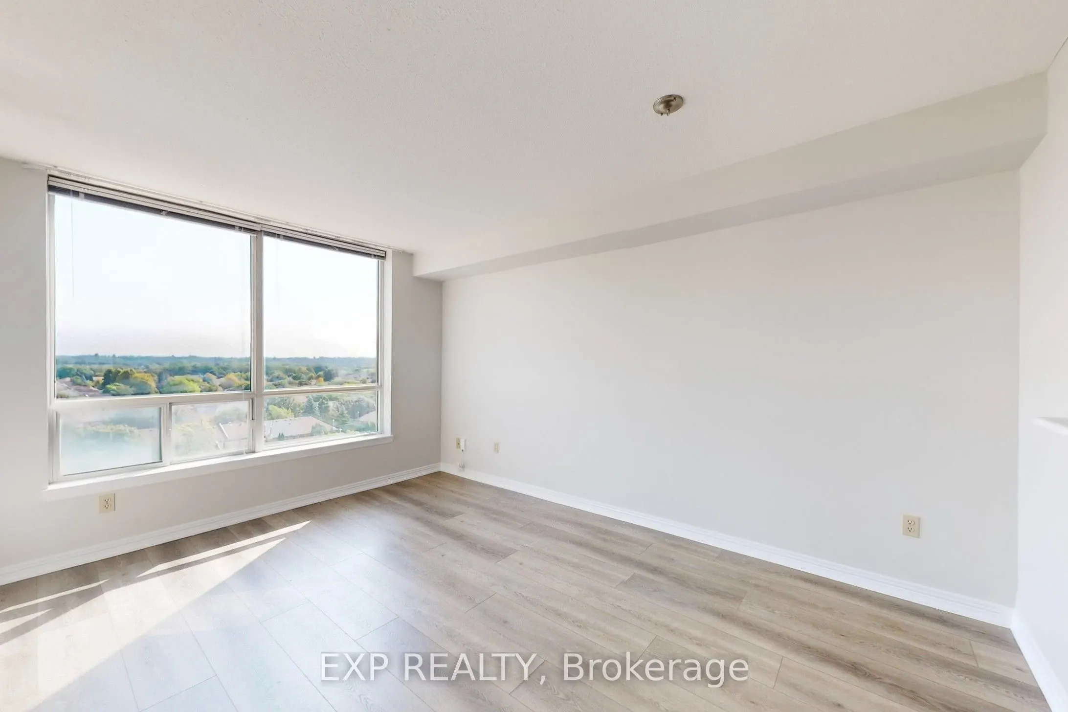 711 Rossland Road E, #711
