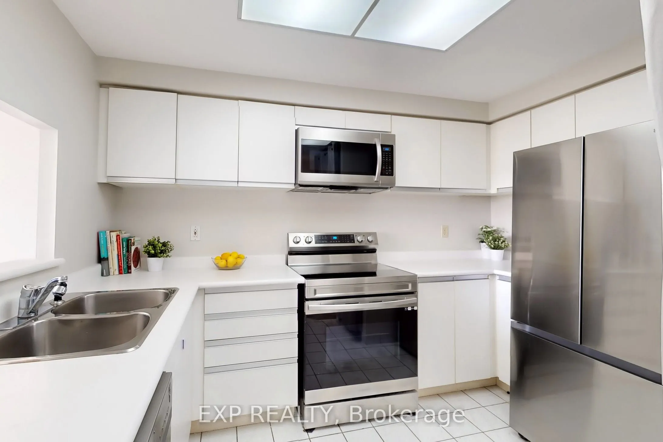 711 Rossland Road E, #711