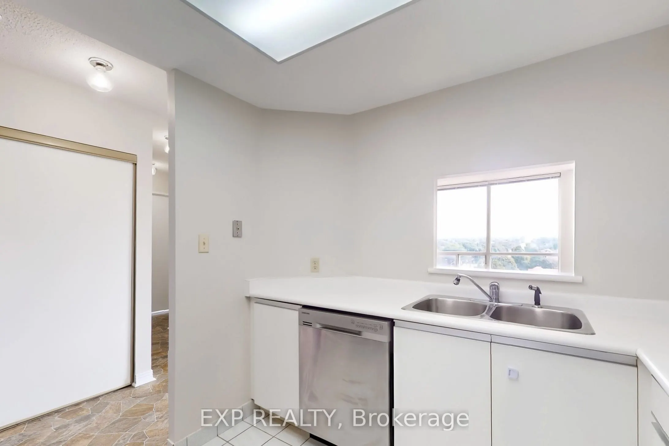 711 Rossland Road E, #711