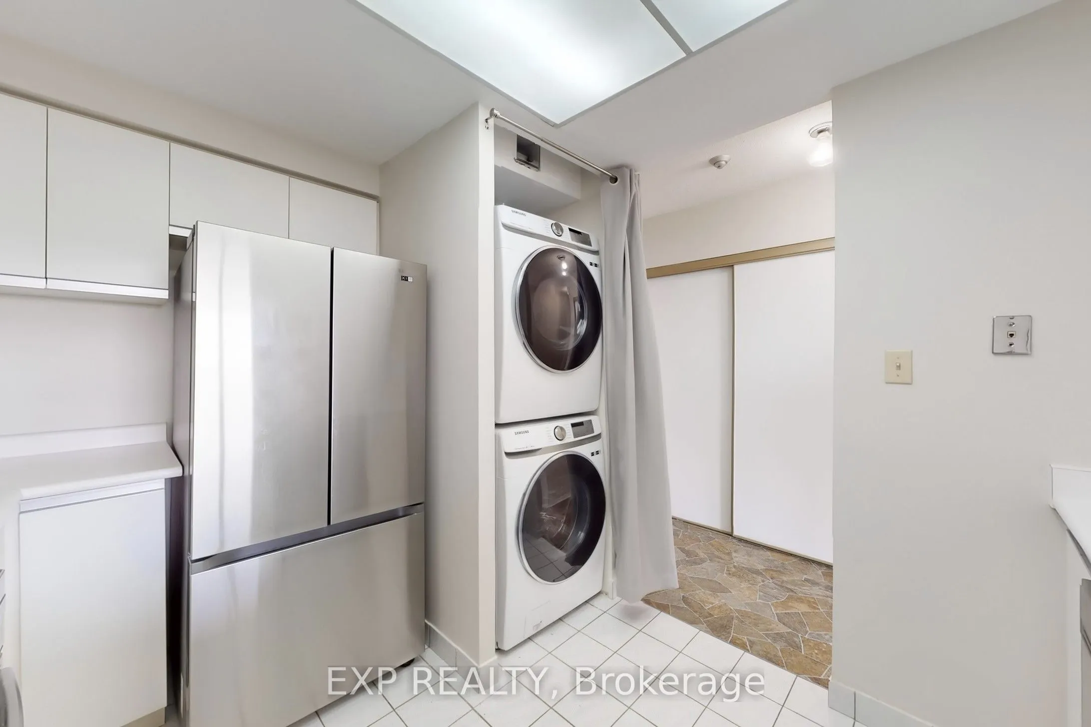 711 Rossland Road E, #711