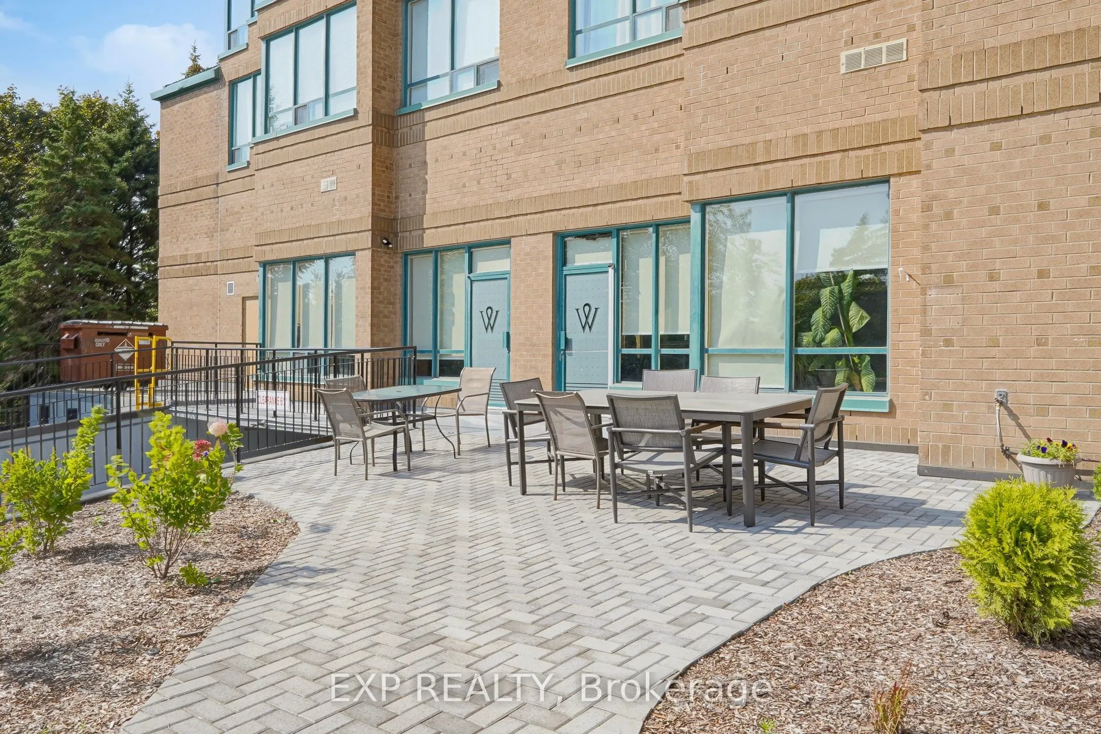 711 Rossland Road E, #711