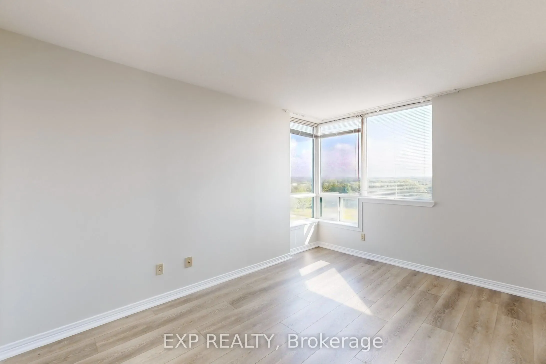 711 Rossland Road E, #711