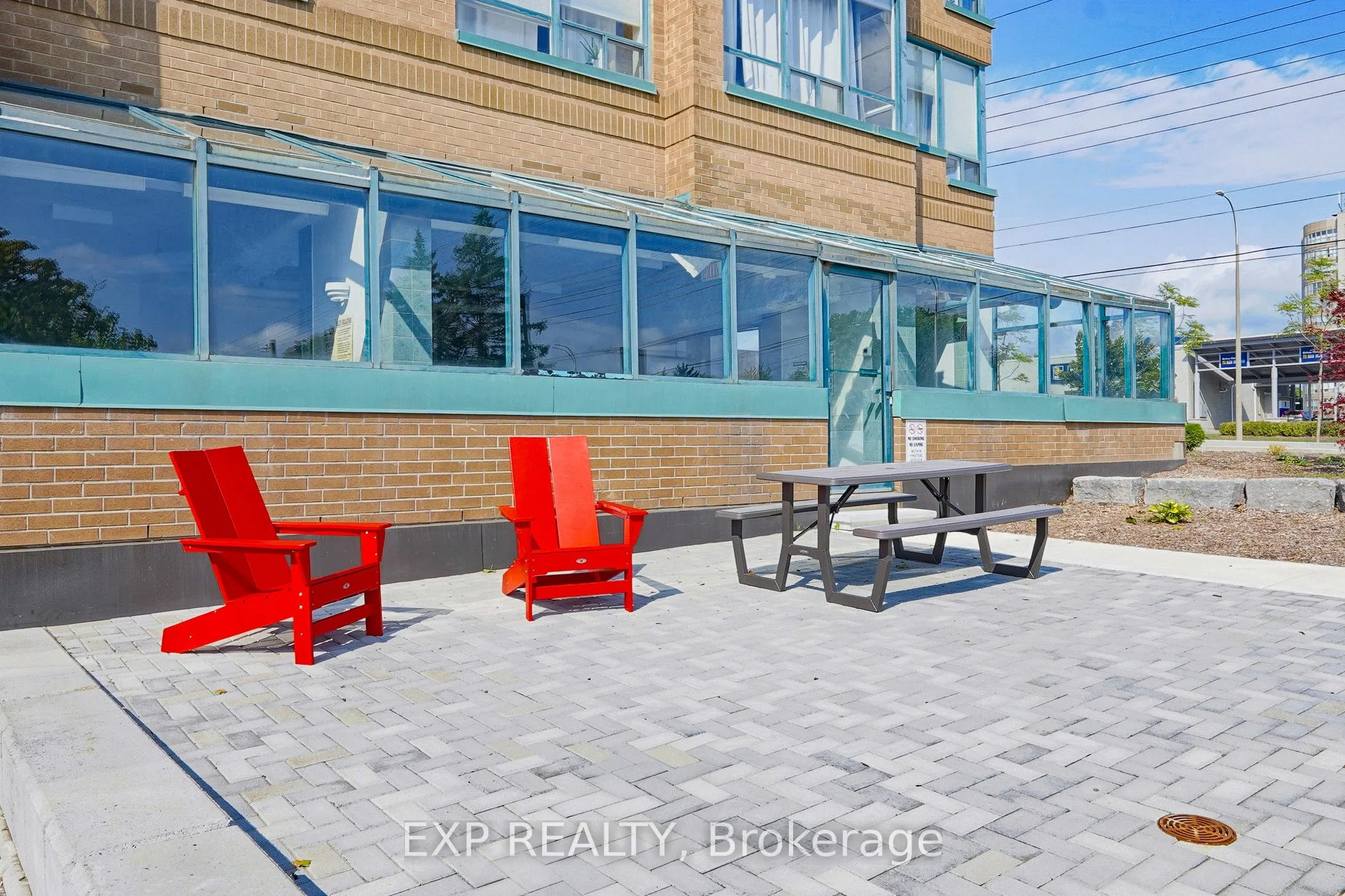 711 Rossland Road E, #711