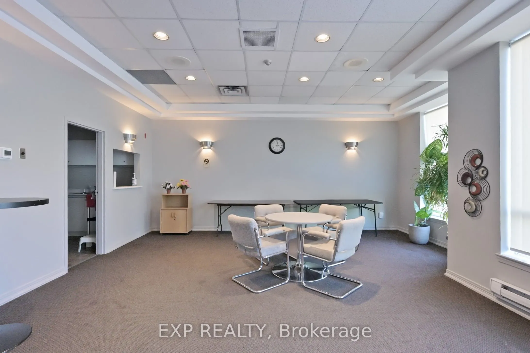 711 Rossland Road E, #711