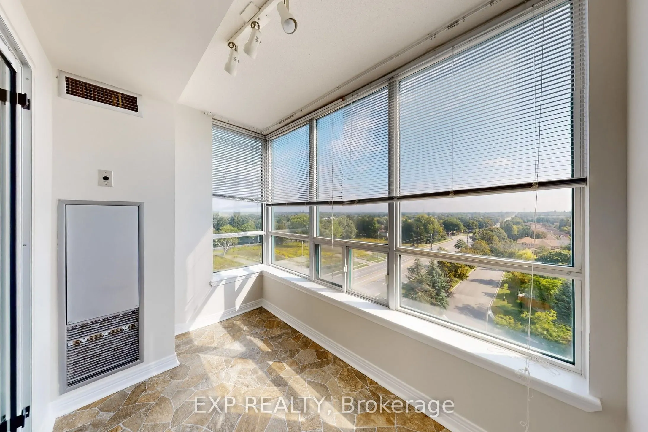 711 Rossland Road E, #711
