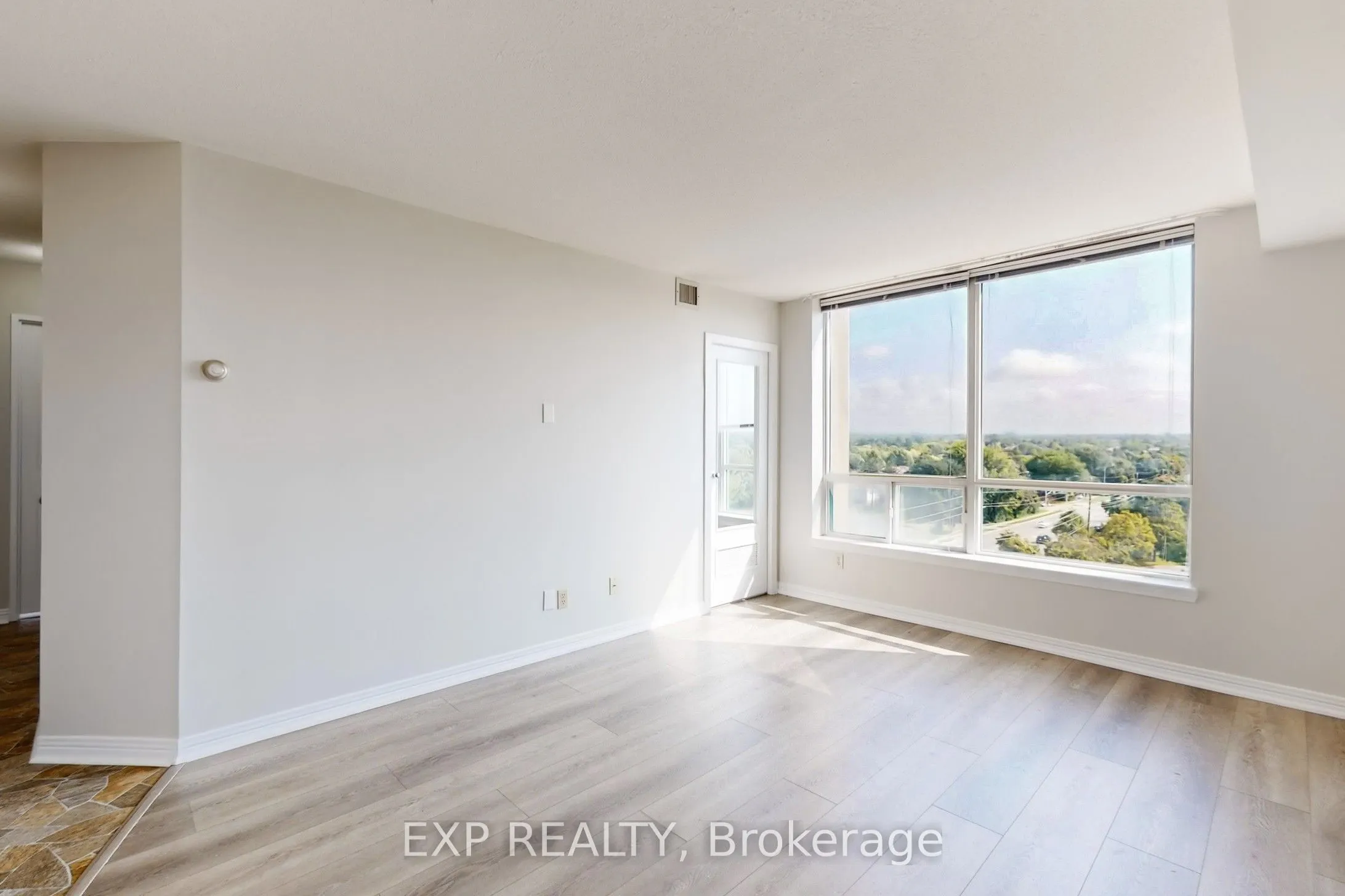 711 Rossland Road E, #711