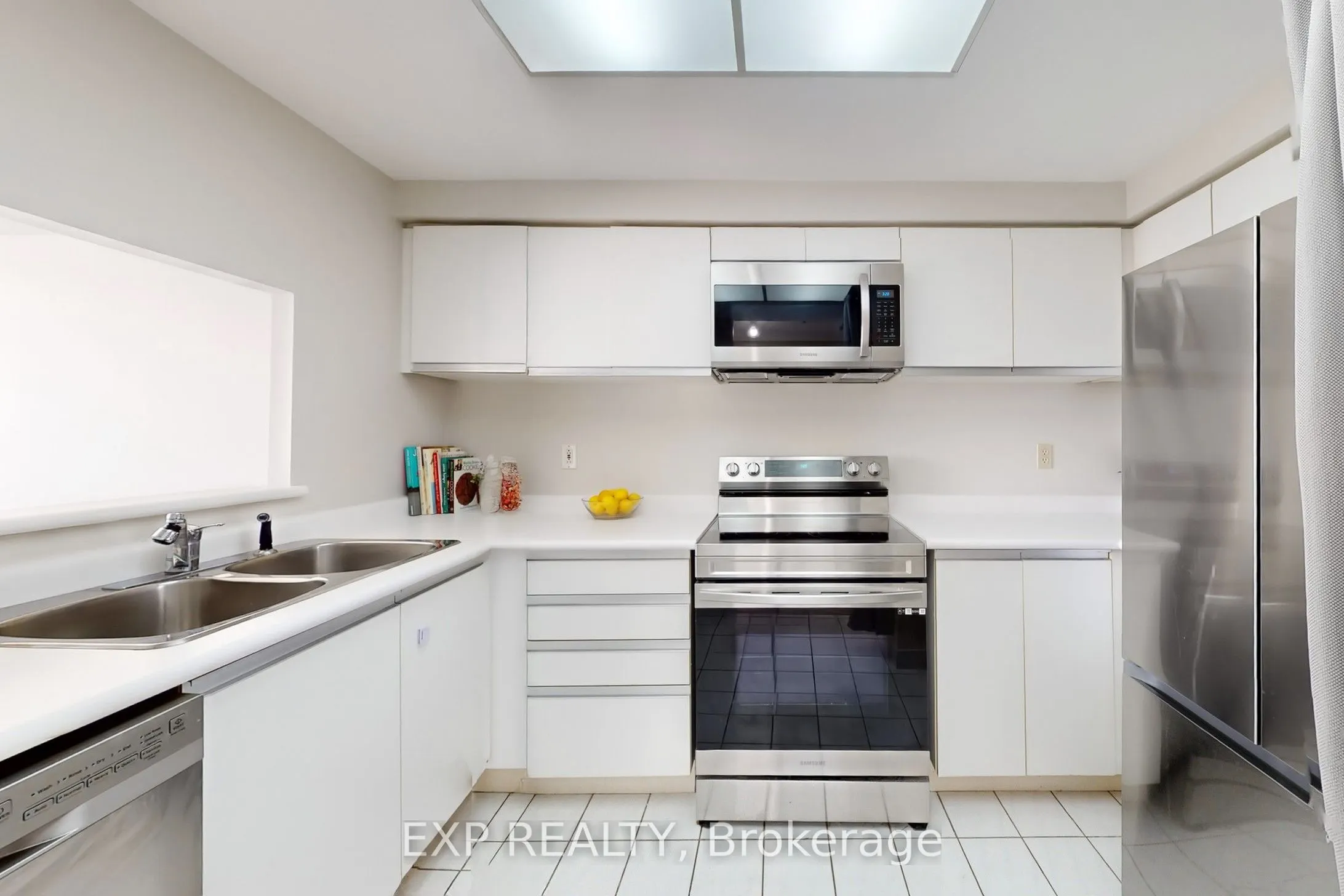 711 Rossland Road E, #711