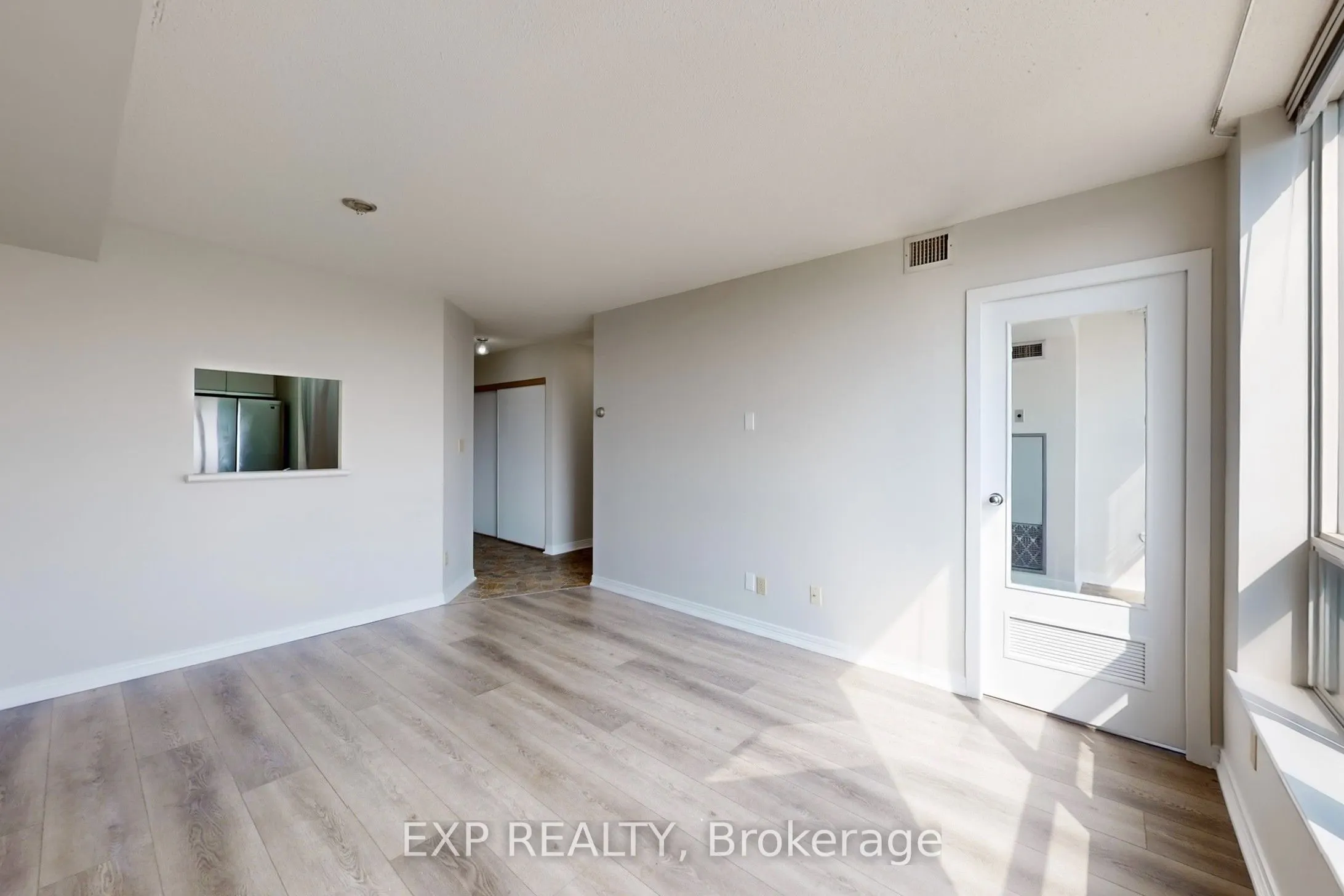 711 Rossland Road E, #711
