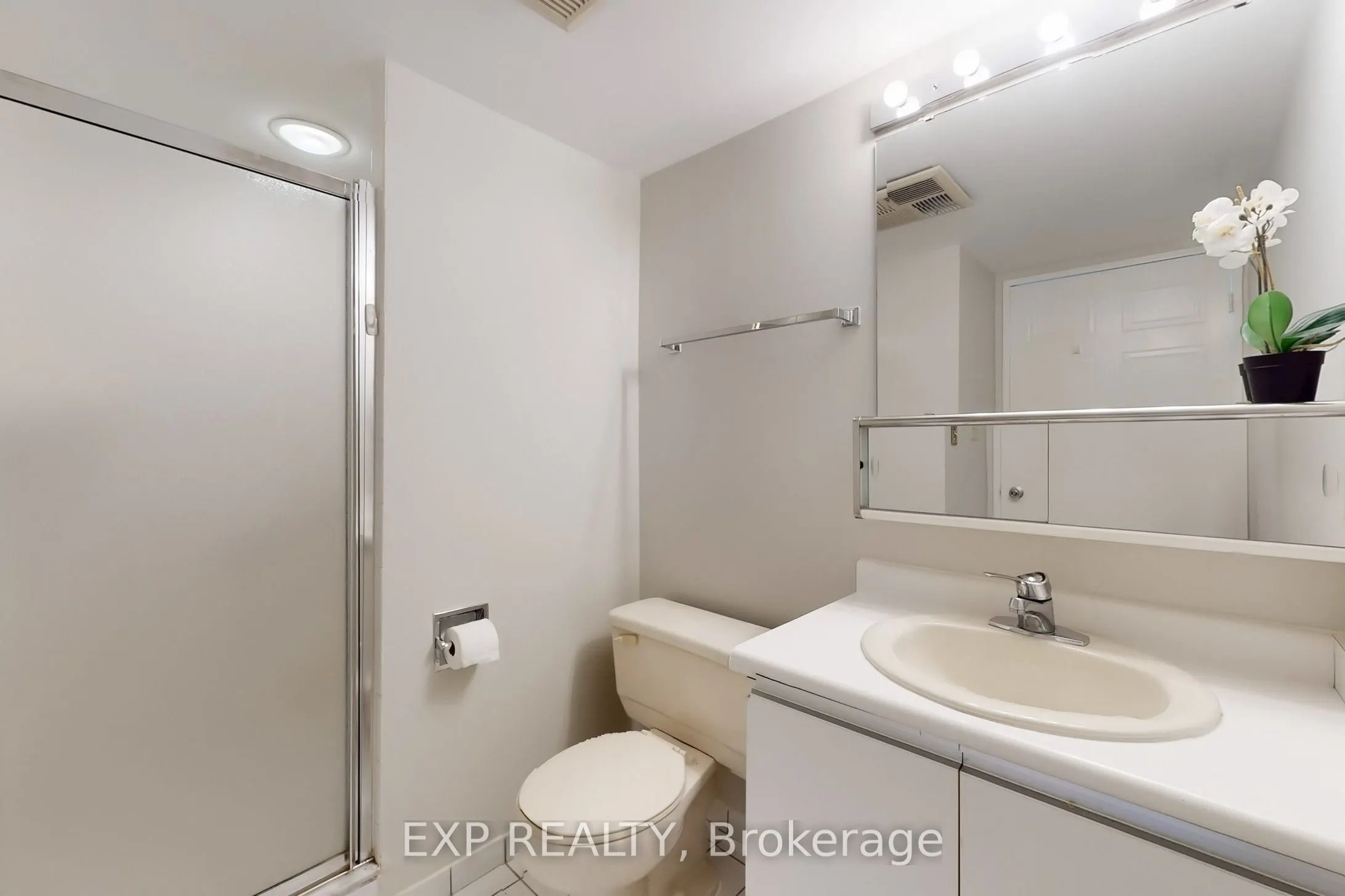 711 Rossland Road E, #711