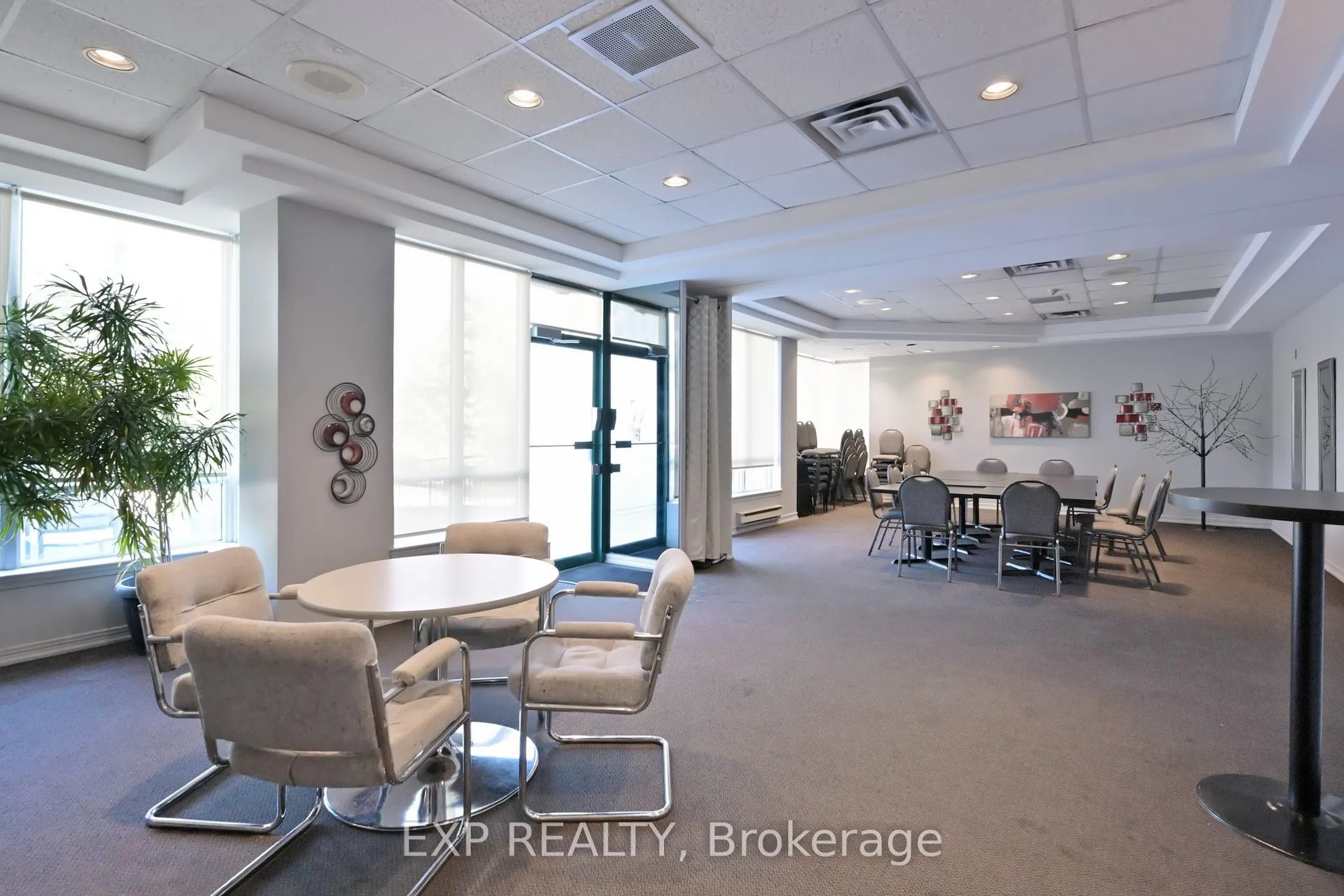 711 Rossland Road E, #711
