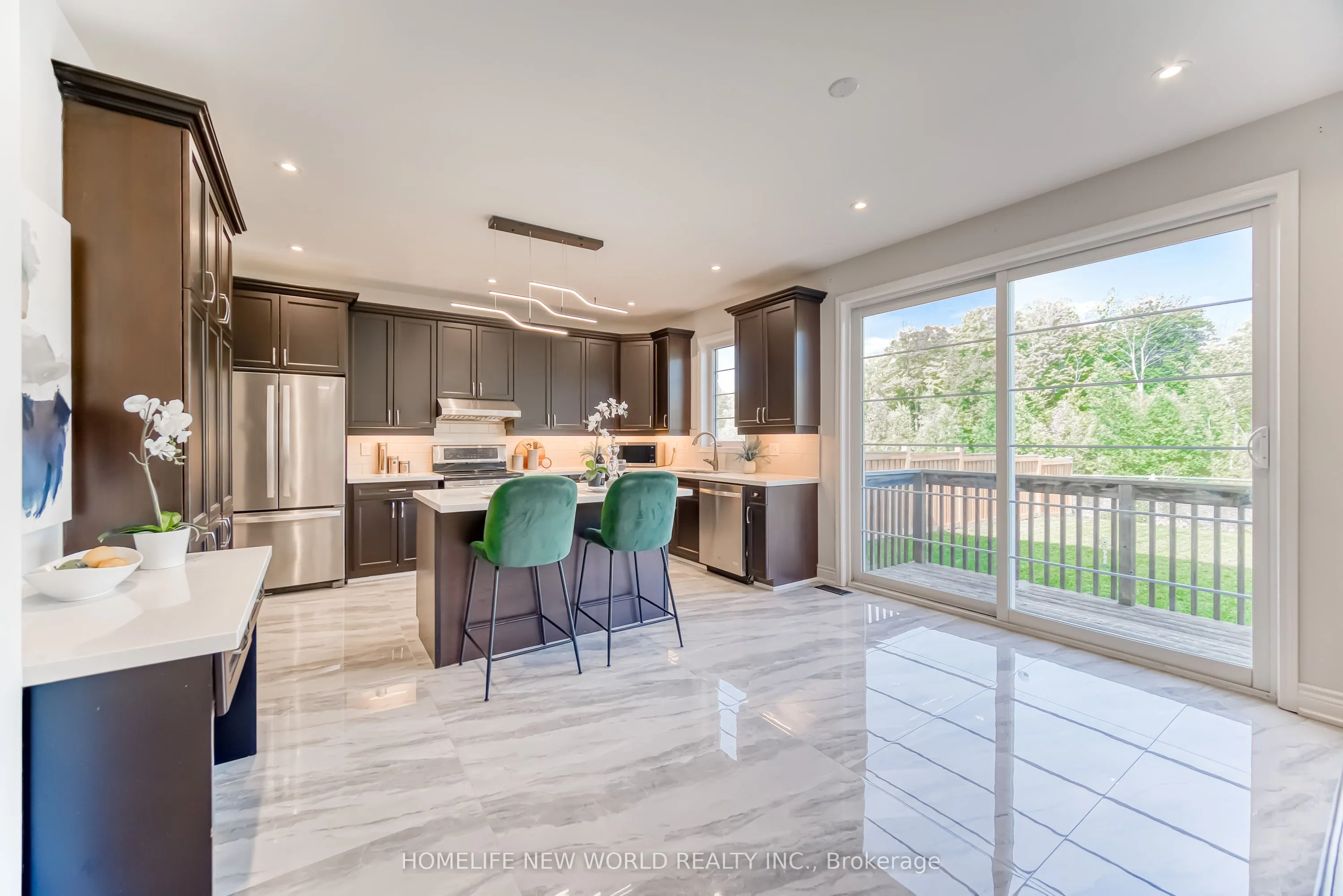 2437 Equestrian Crescent