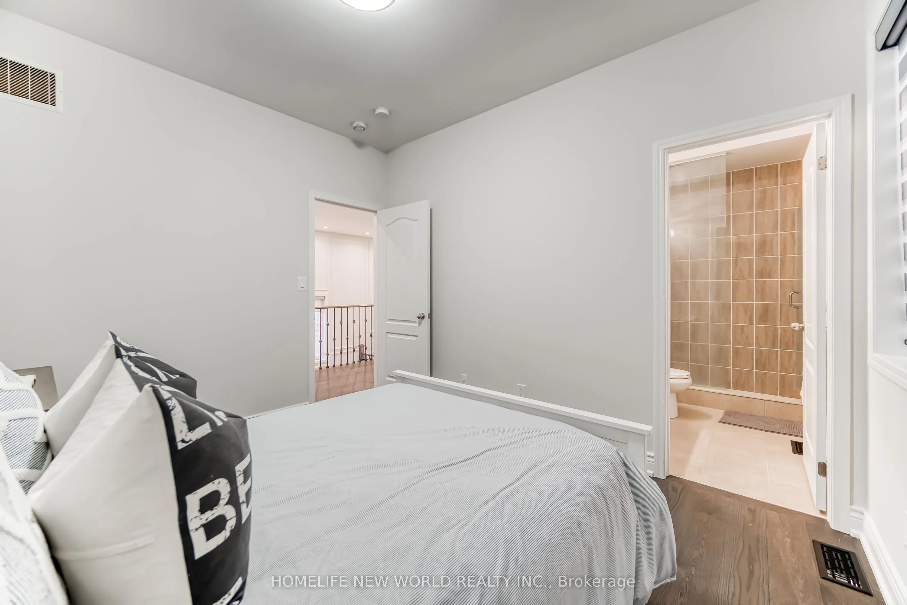 2437 Equestrian Crescent