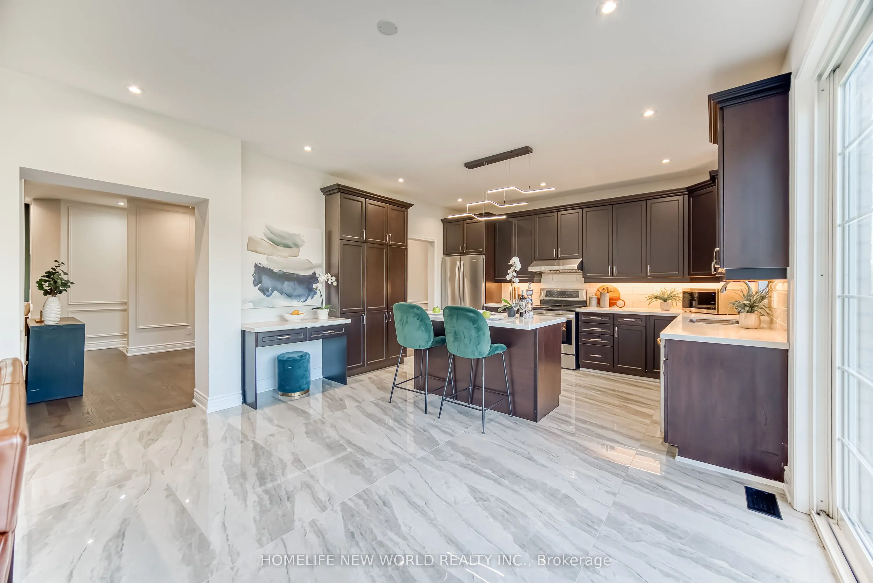 2437 Equestrian Crescent