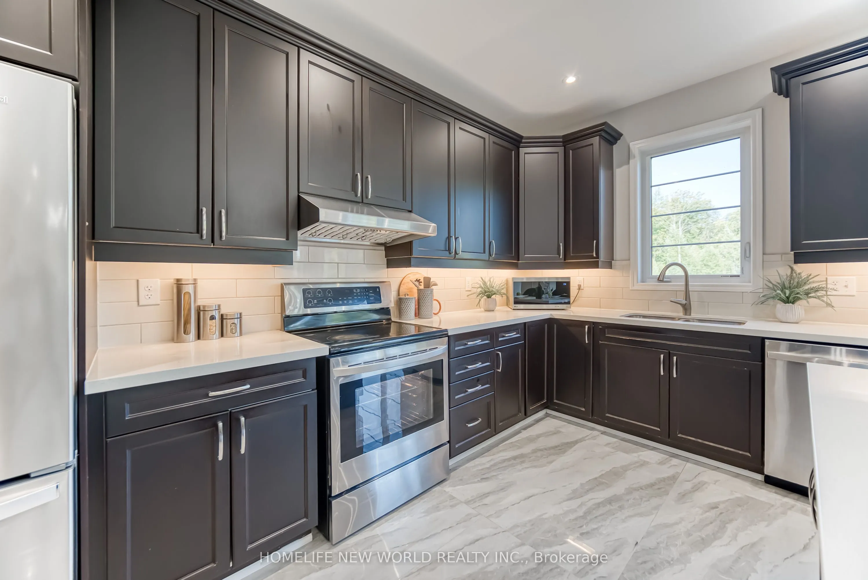 2437 Equestrian Crescent