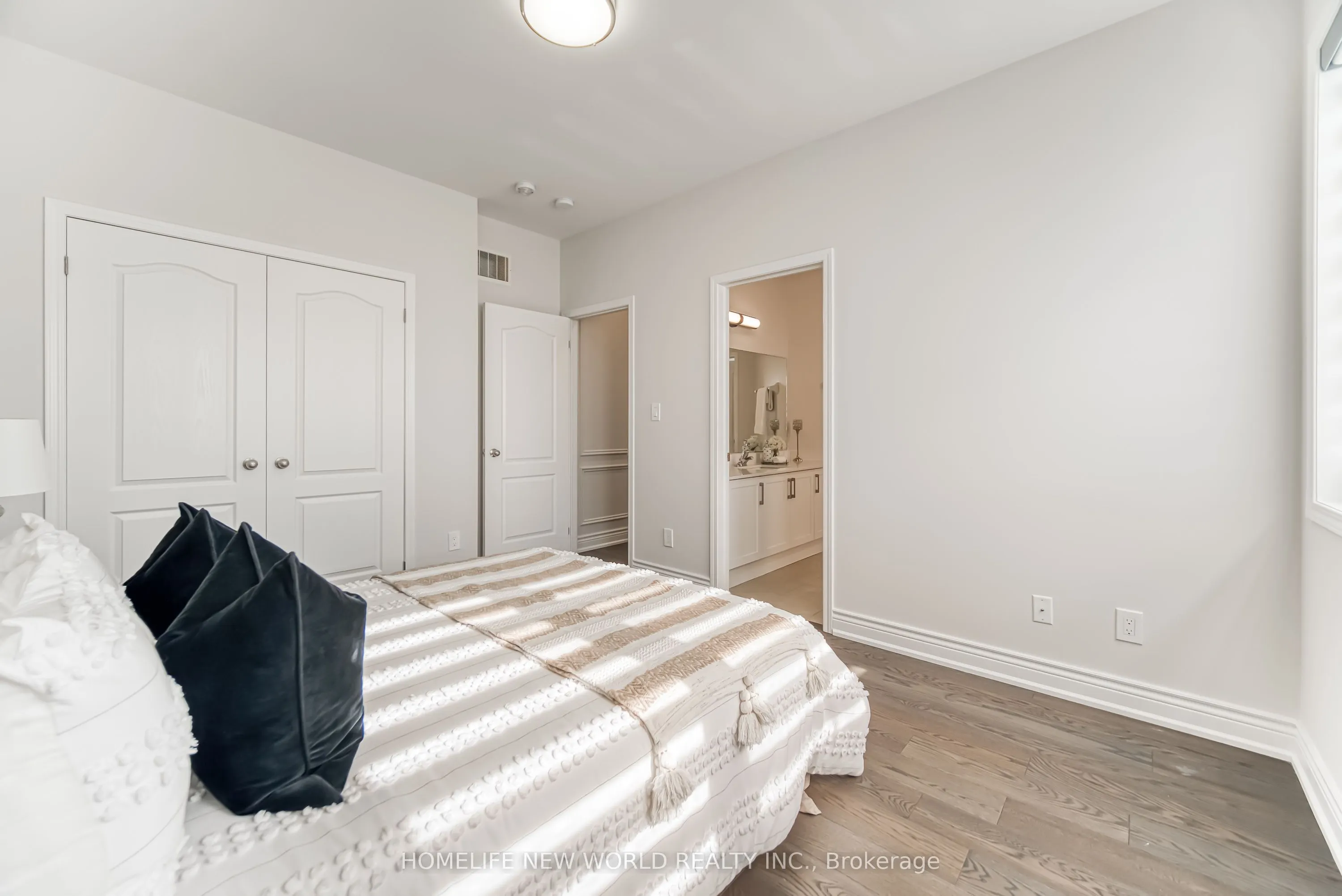 2437 Equestrian Crescent