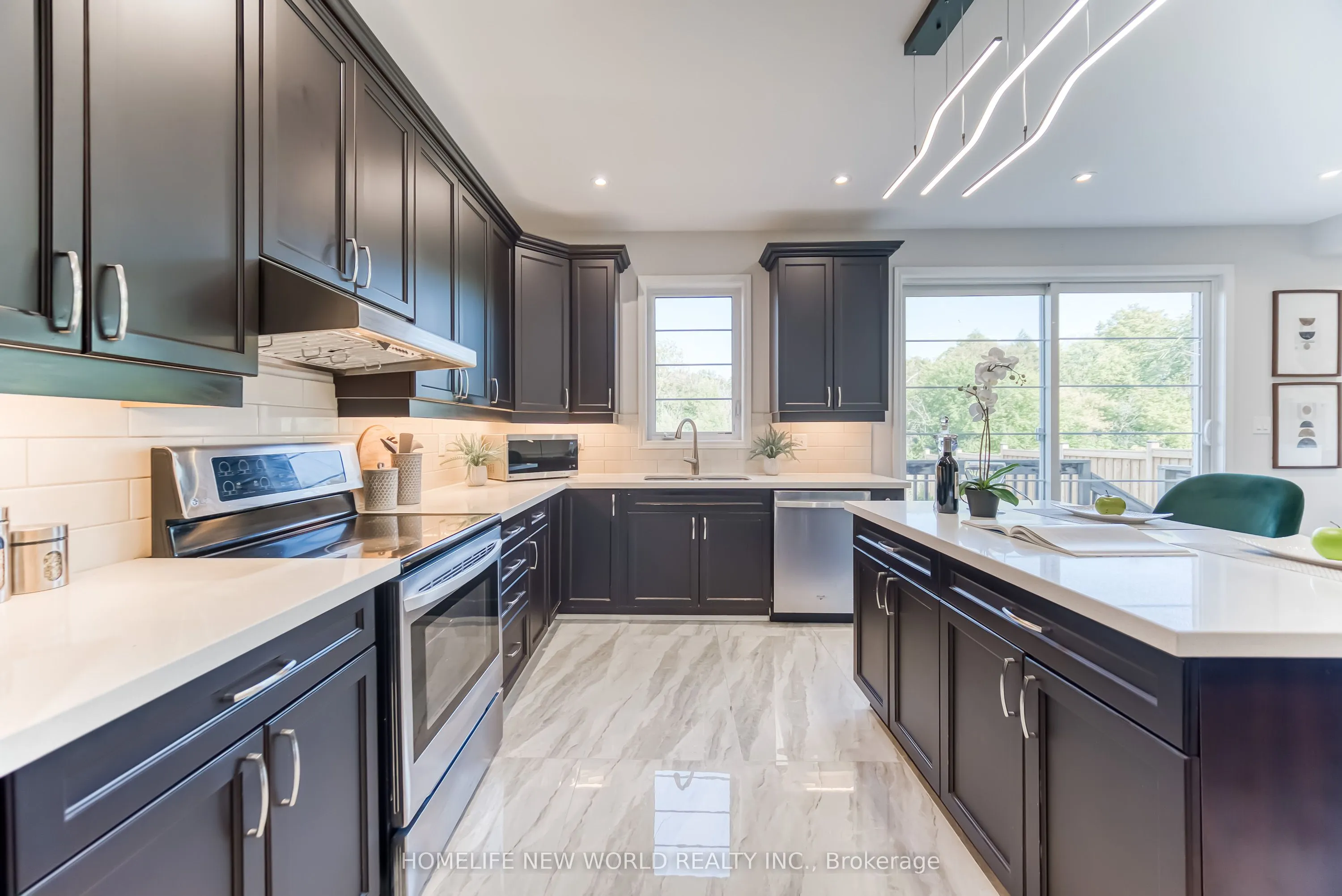 2437 Equestrian Crescent