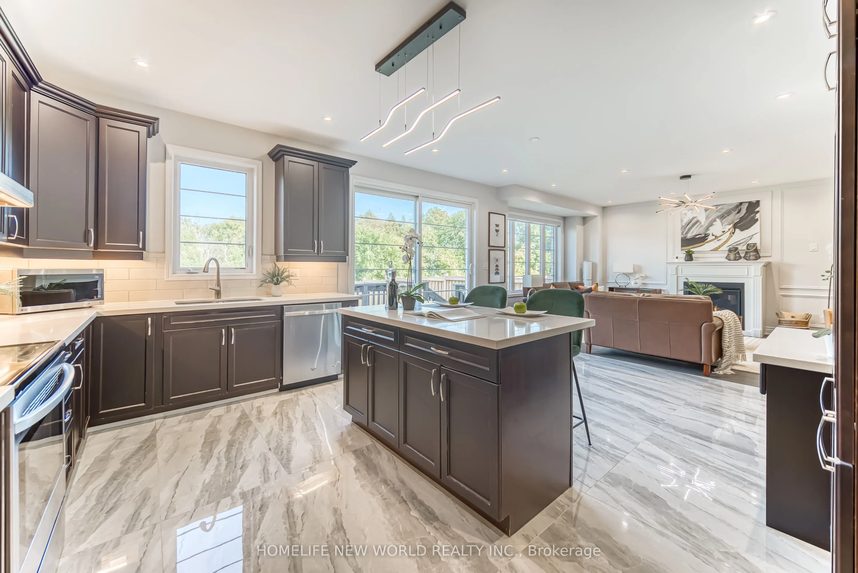 2437 Equestrian Crescent