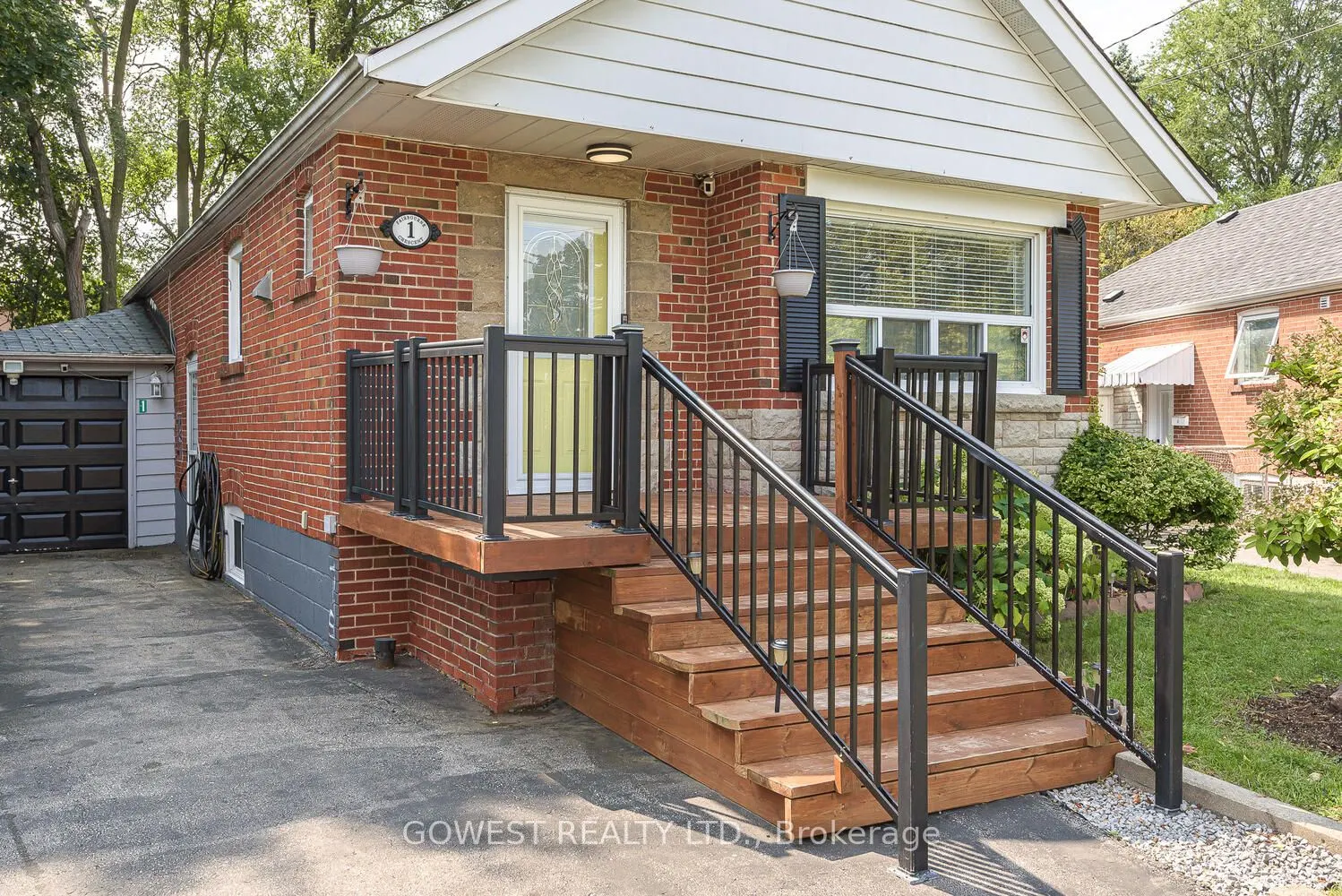 1 Fairbourne Crescent
