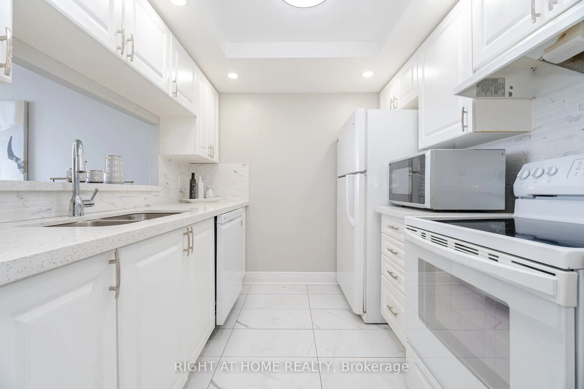 1470 Midland Avenue, #807