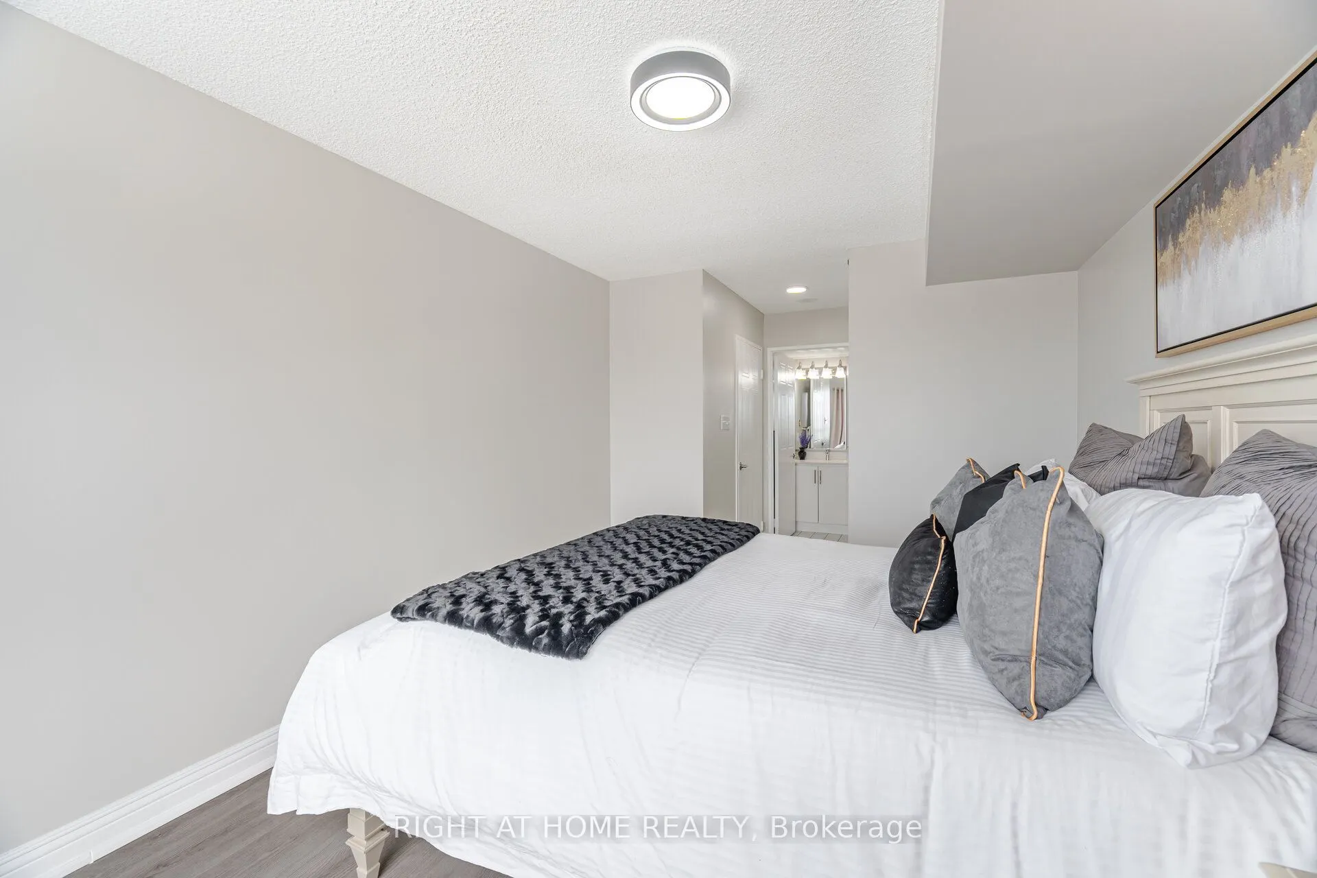 1470 Midland Avenue, #807