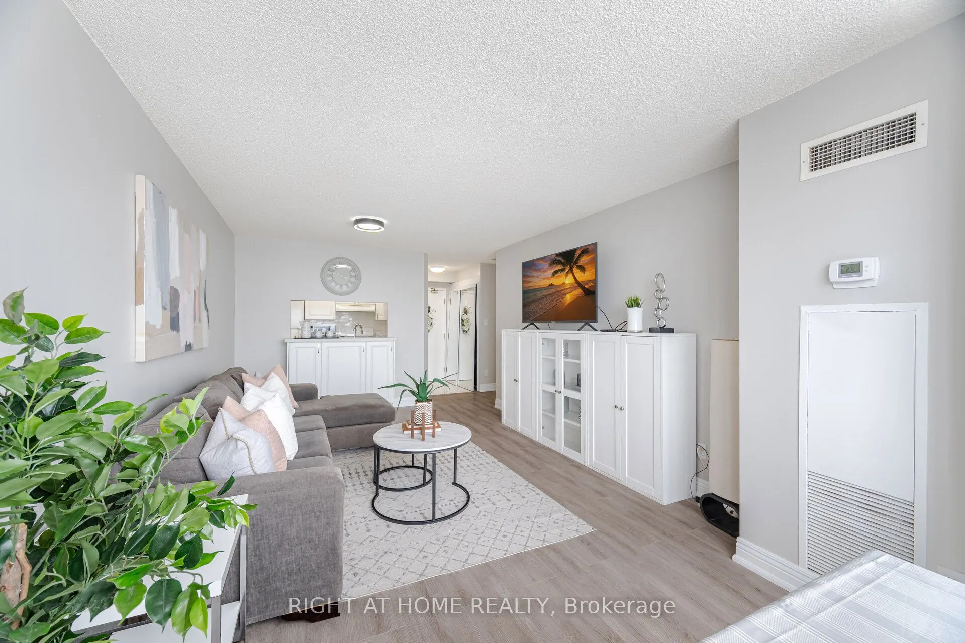 1470 Midland Avenue, #807