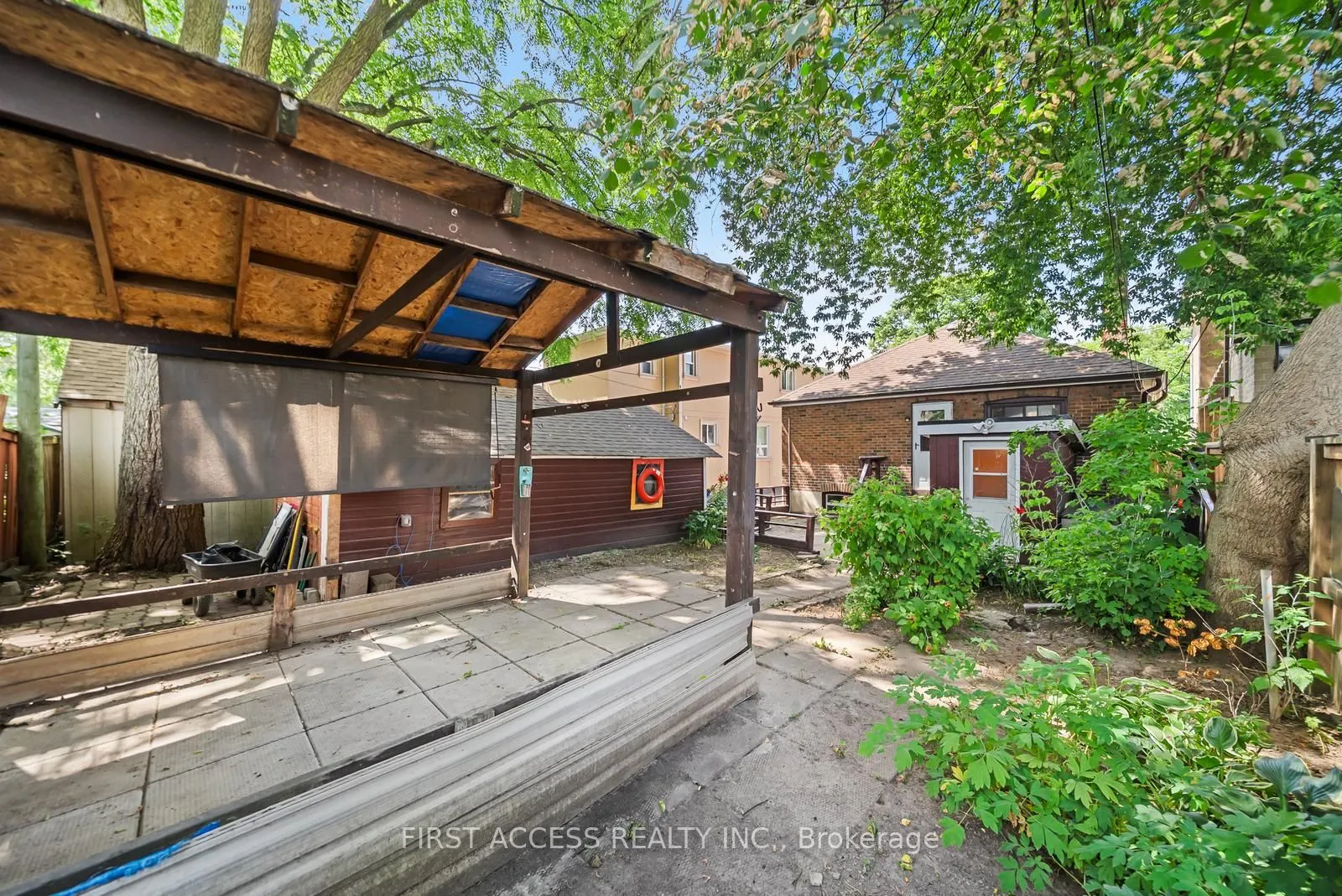 1005 Cosburn Avenue