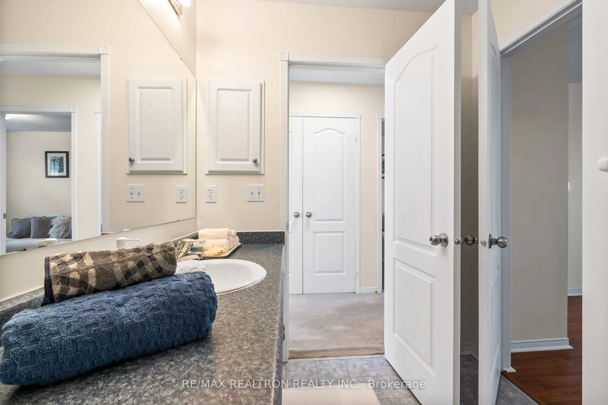 1308 Ashgrove Crescent