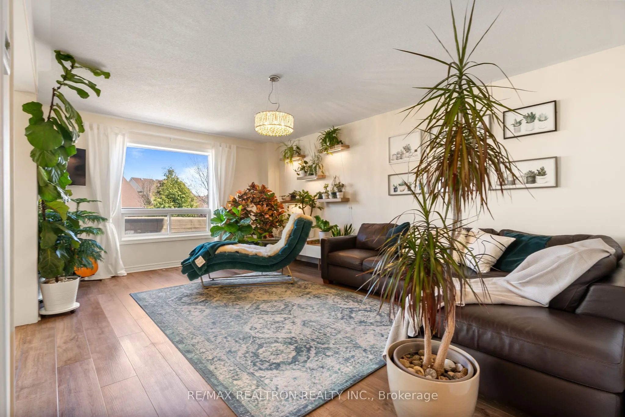 1308 Ashgrove Crescent