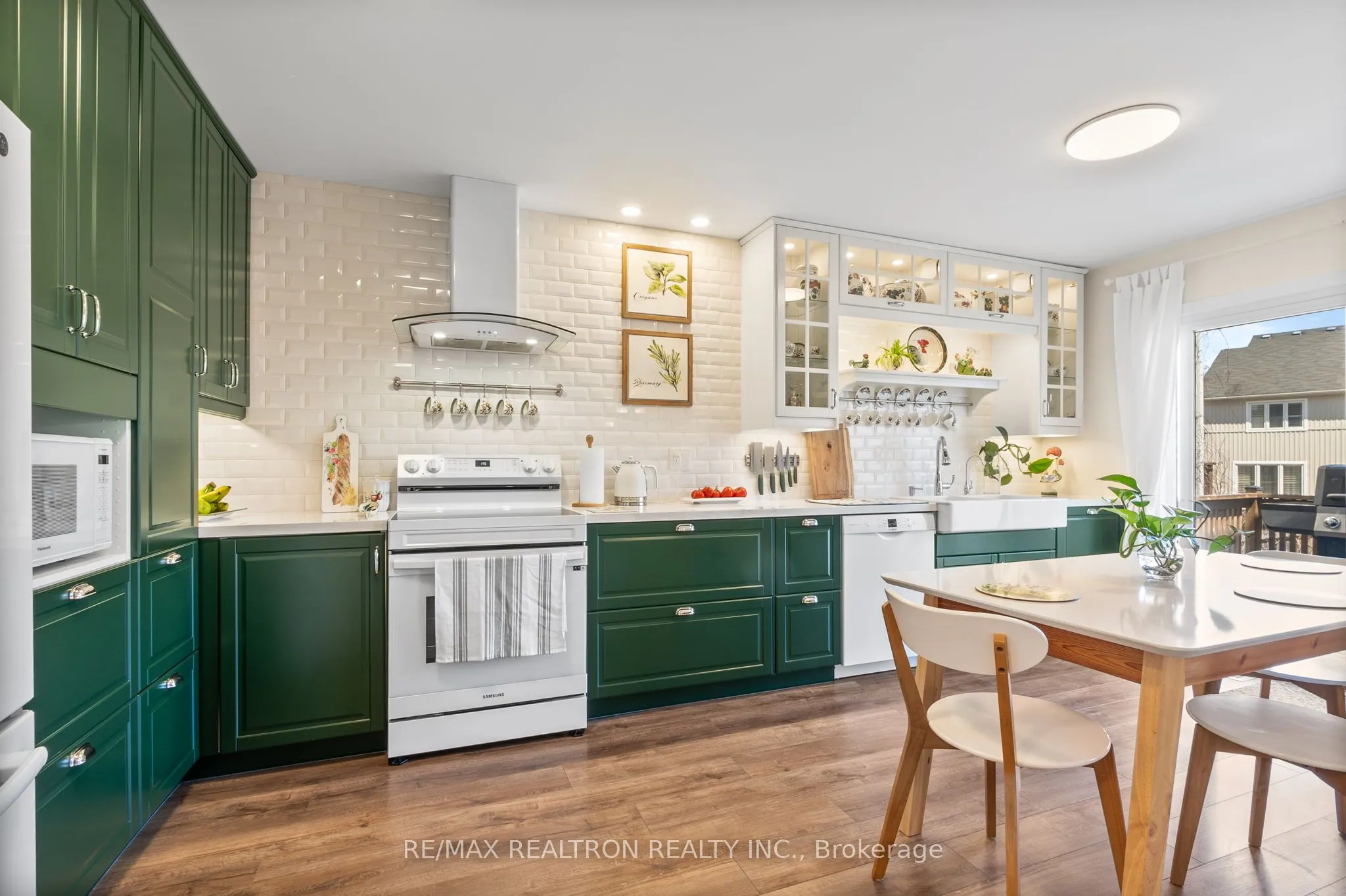 1308 Ashgrove Crescent