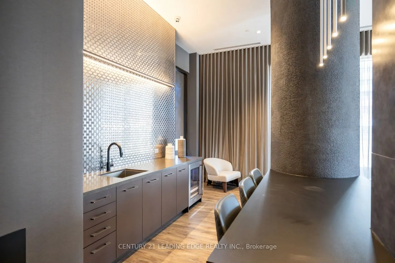 2550 Simcoe Street N, #202