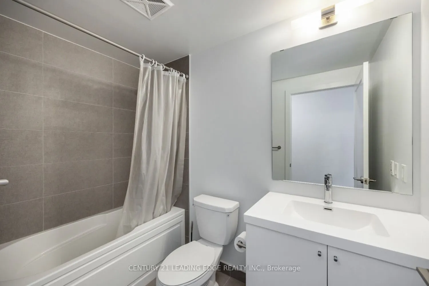 2550 Simcoe Street N, #202