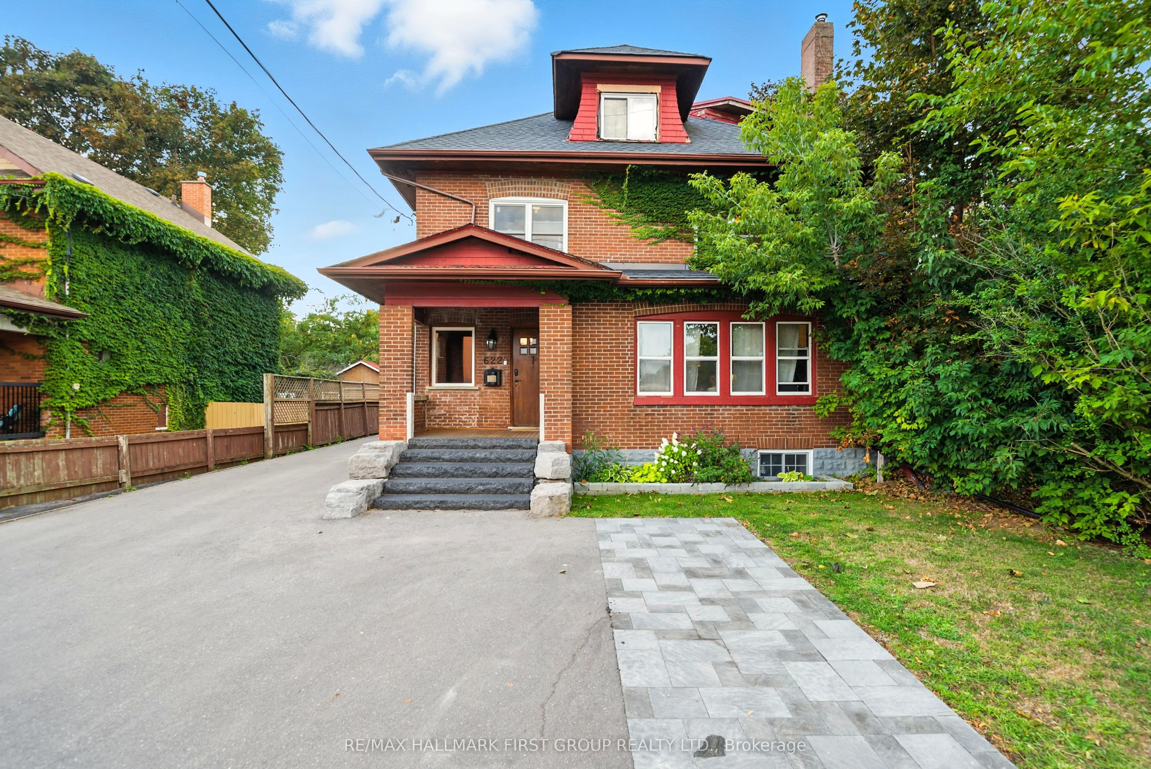 622 Simcoe Street N, #Main/Second Floor