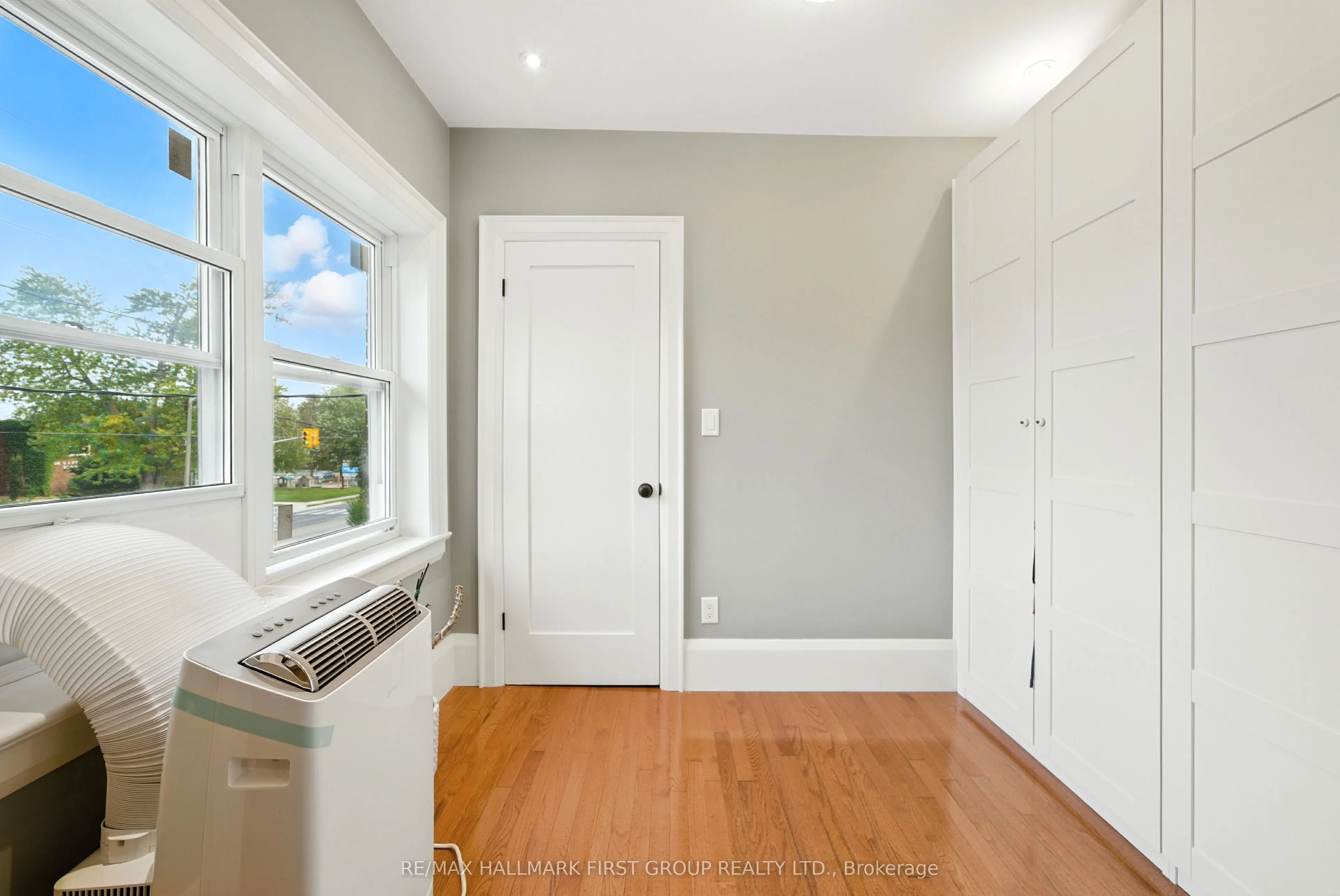 622 Simcoe Street N, #Main/Second Floor