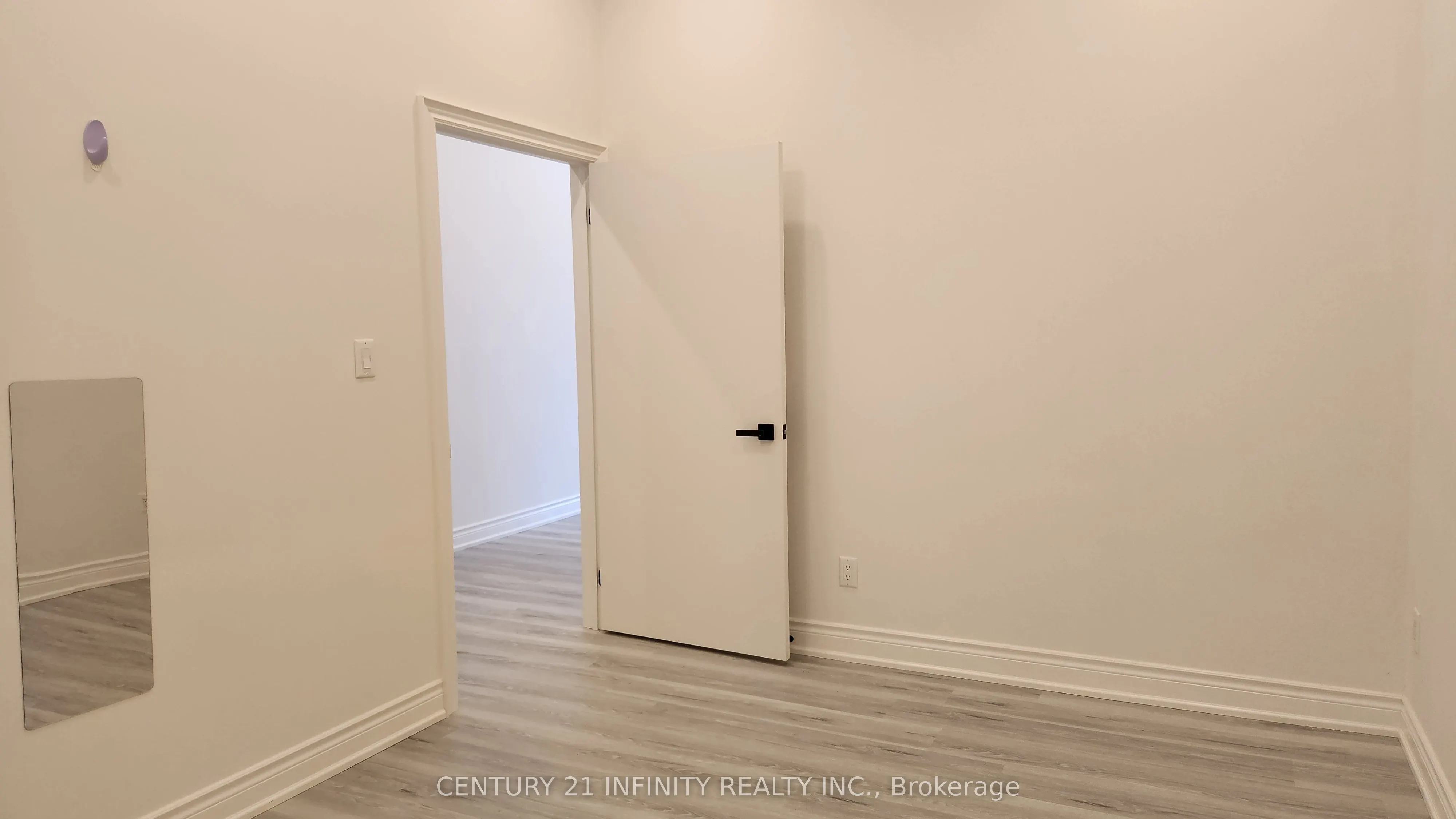136 Simcoe Street S