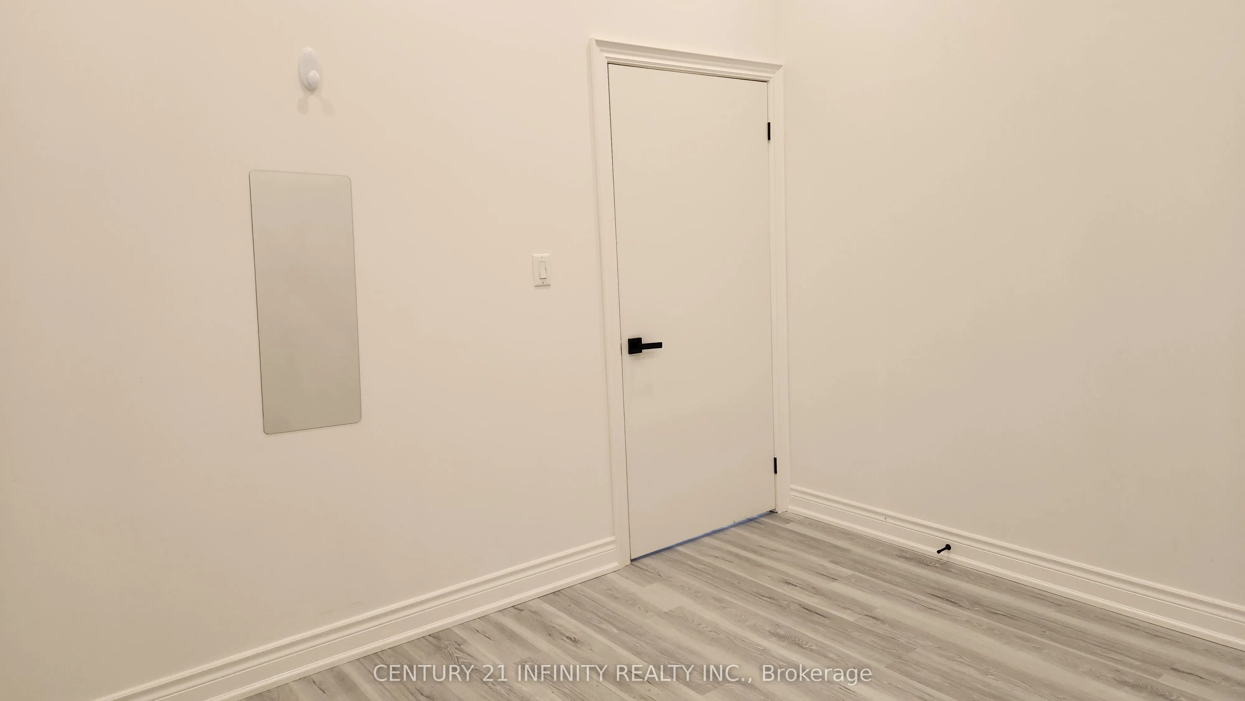 136 Simcoe Street S